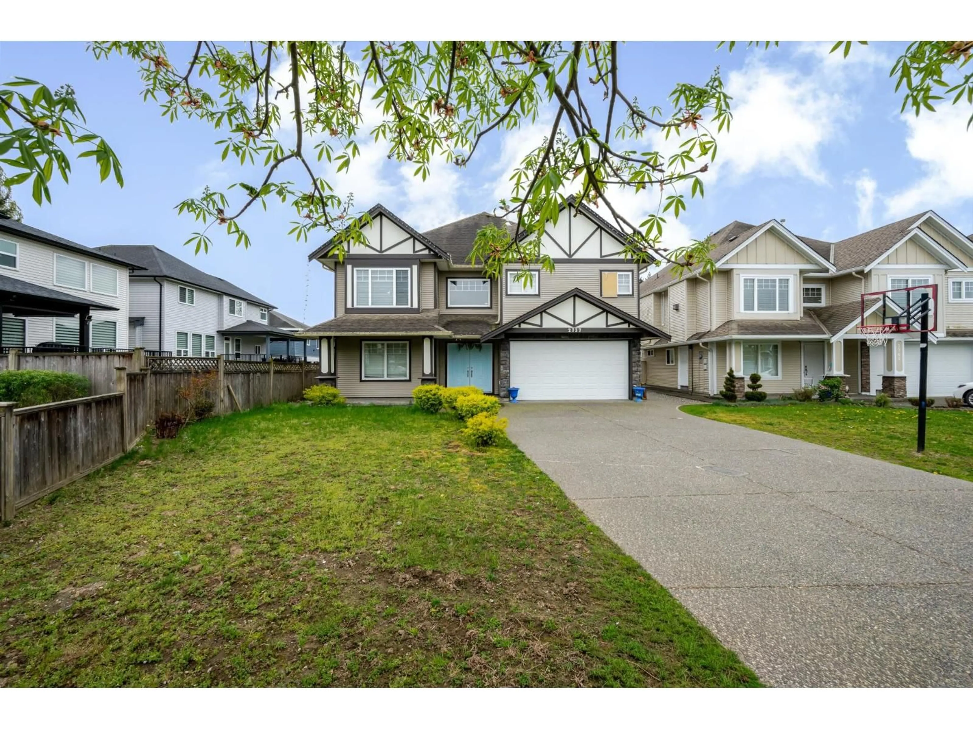 A pic from outside/outdoor area/front of a property/back of a property/a pic from drone, street for 2737 CARRIAGE COURT, Abbotsford British Columbia V4X0A3