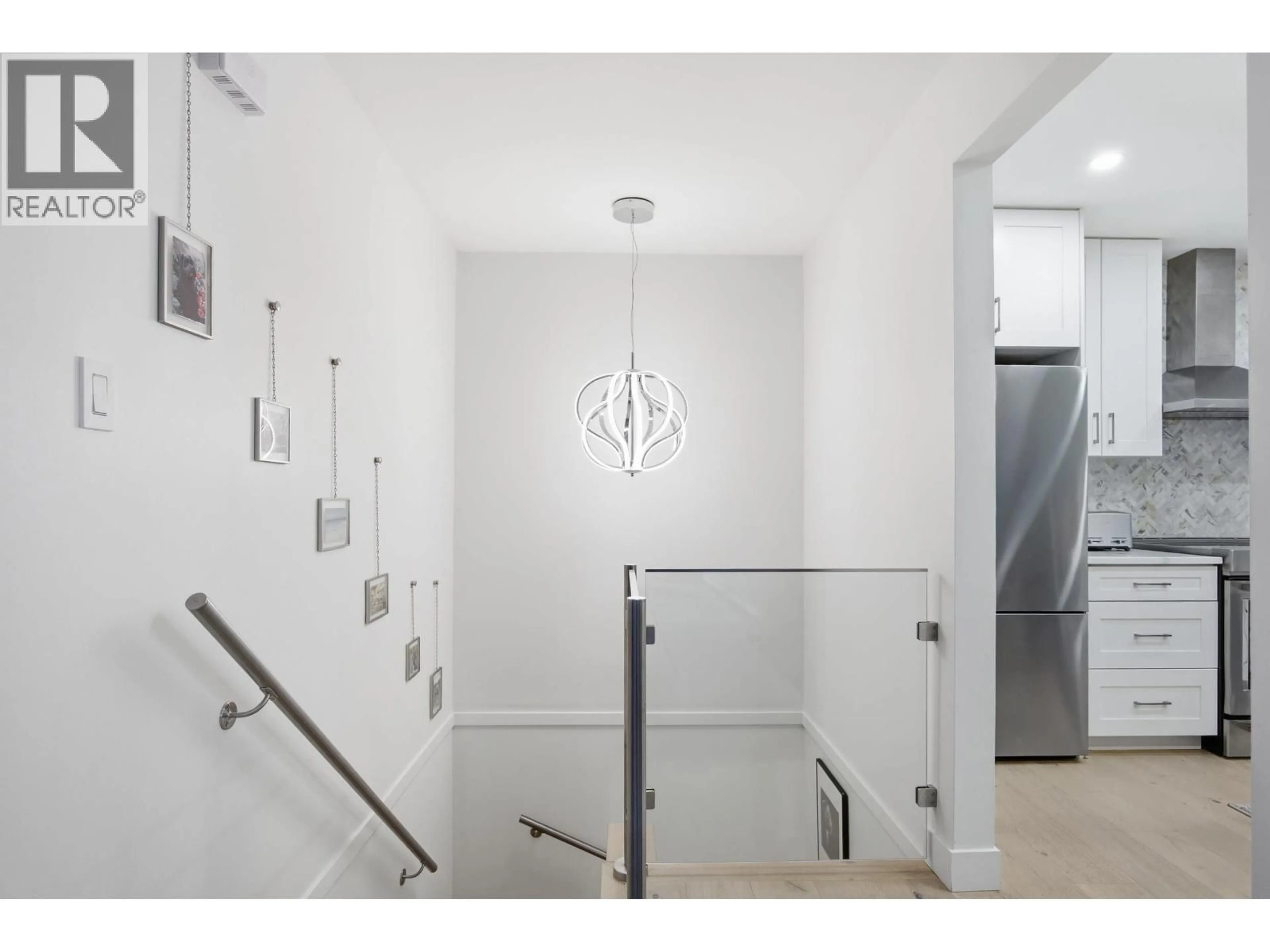 Indoor foyer for 1326 7TH AVENUE, Vancouver British Columbia V6H3W5