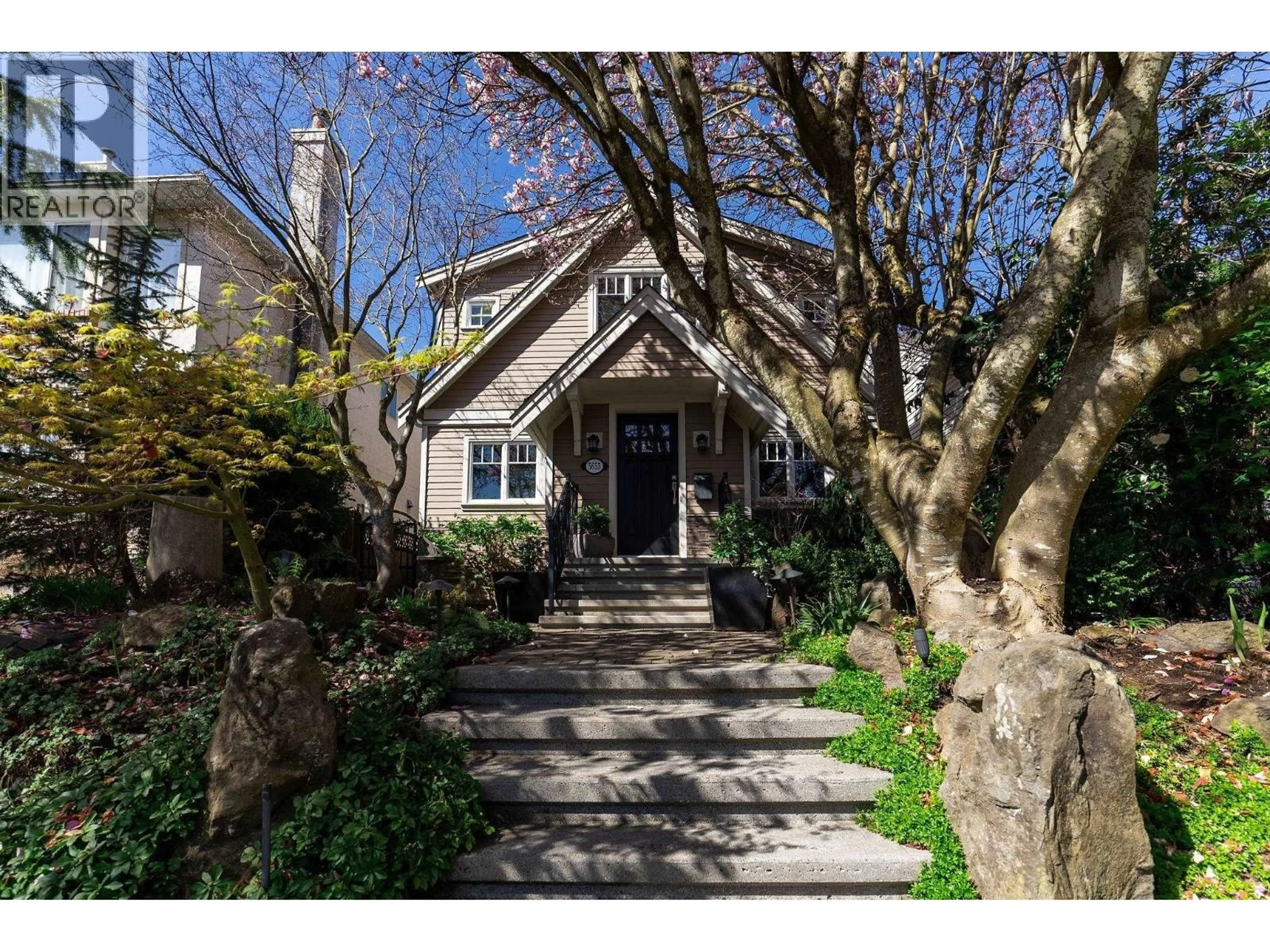 Indoor entryway for 5655 ONTARIO STREET, Vancouver British Columbia V5W2L2