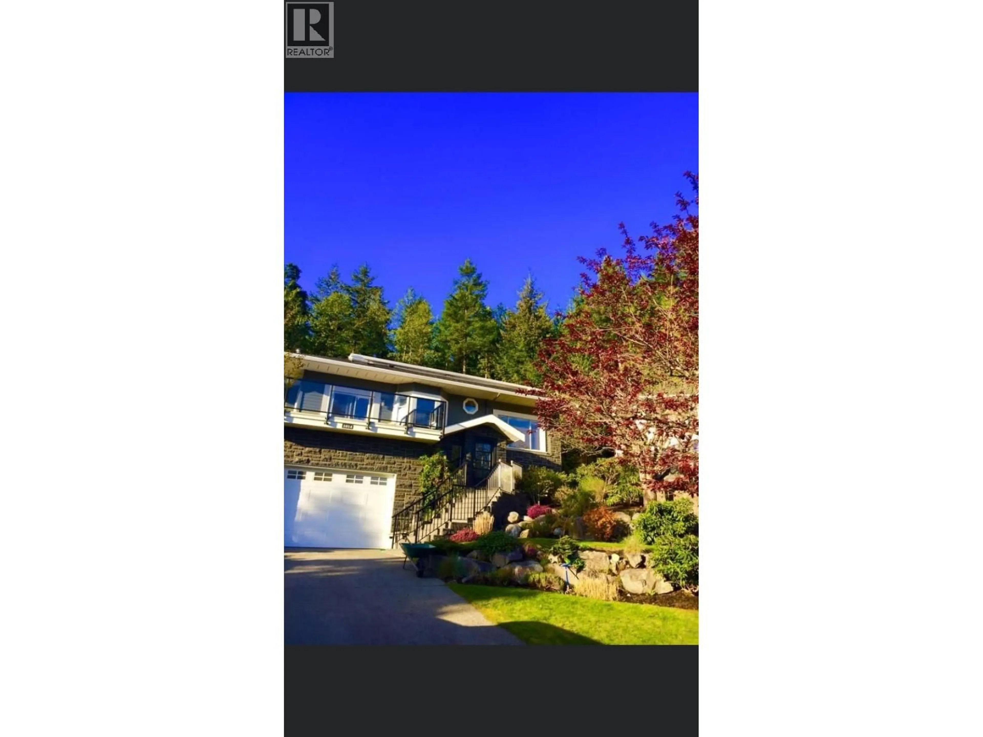 A pic from outside/outdoor area/front of a property/back of a property/a pic from drone, street for 1014 LANARK PLACE, Squamish British Columbia V0N1T0