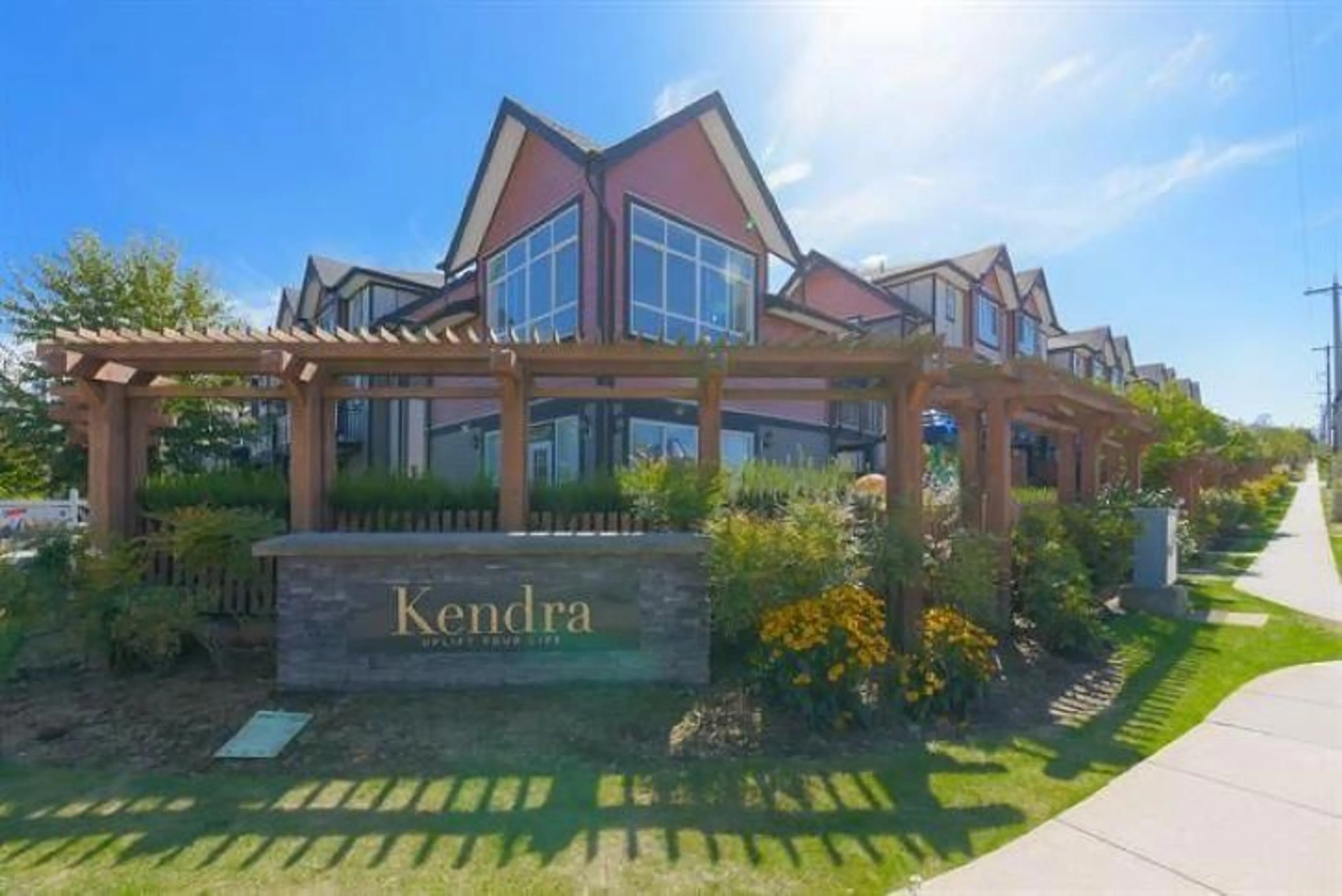 Indoor foyer for 33 - 6378 142 STREET, Surrey British Columbia V3X1B8