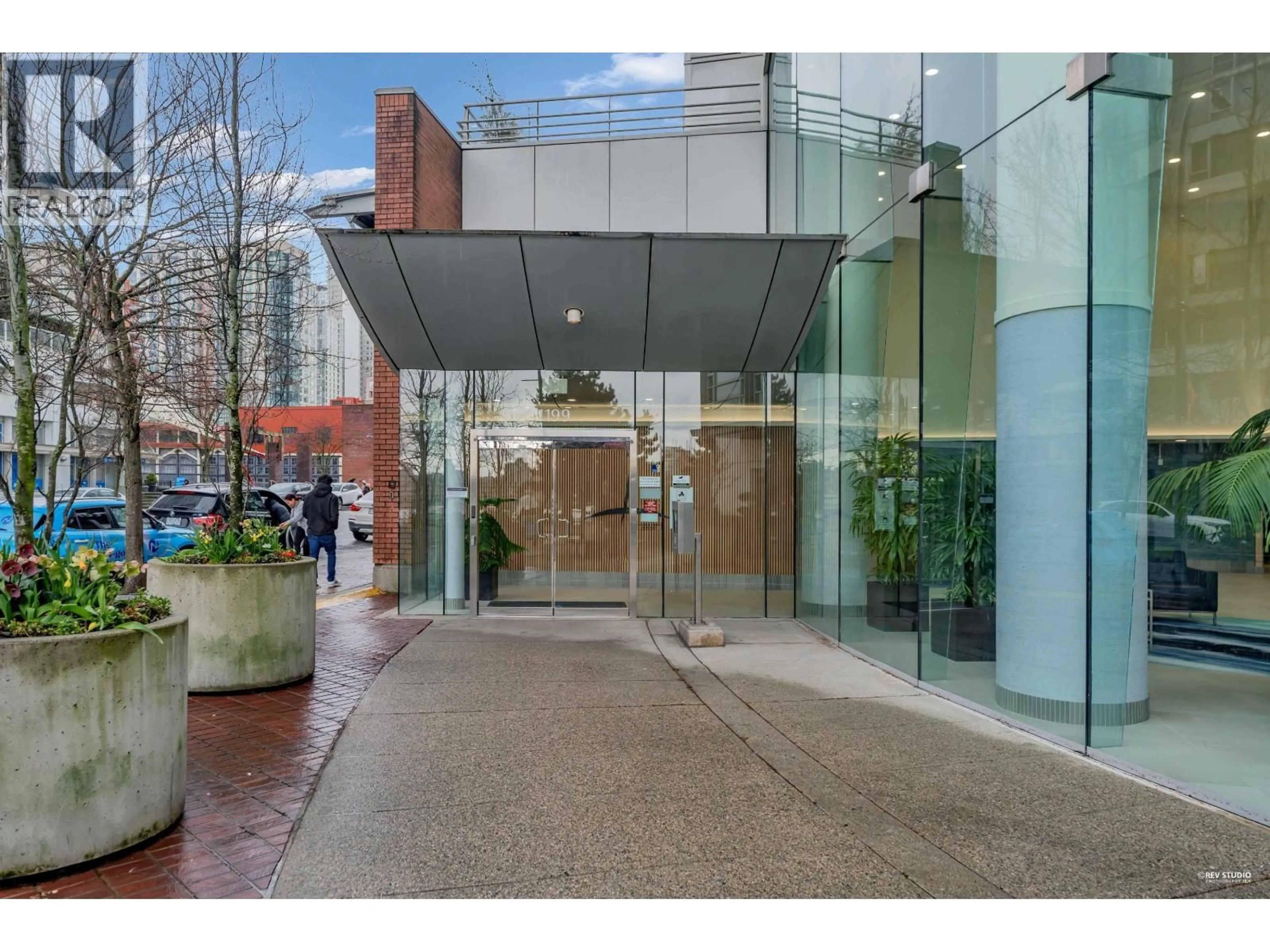 Indoor foyer for 1707 - 1199 MARINASIDE CRESCENT, Vancouver British Columbia V6Z2Y2