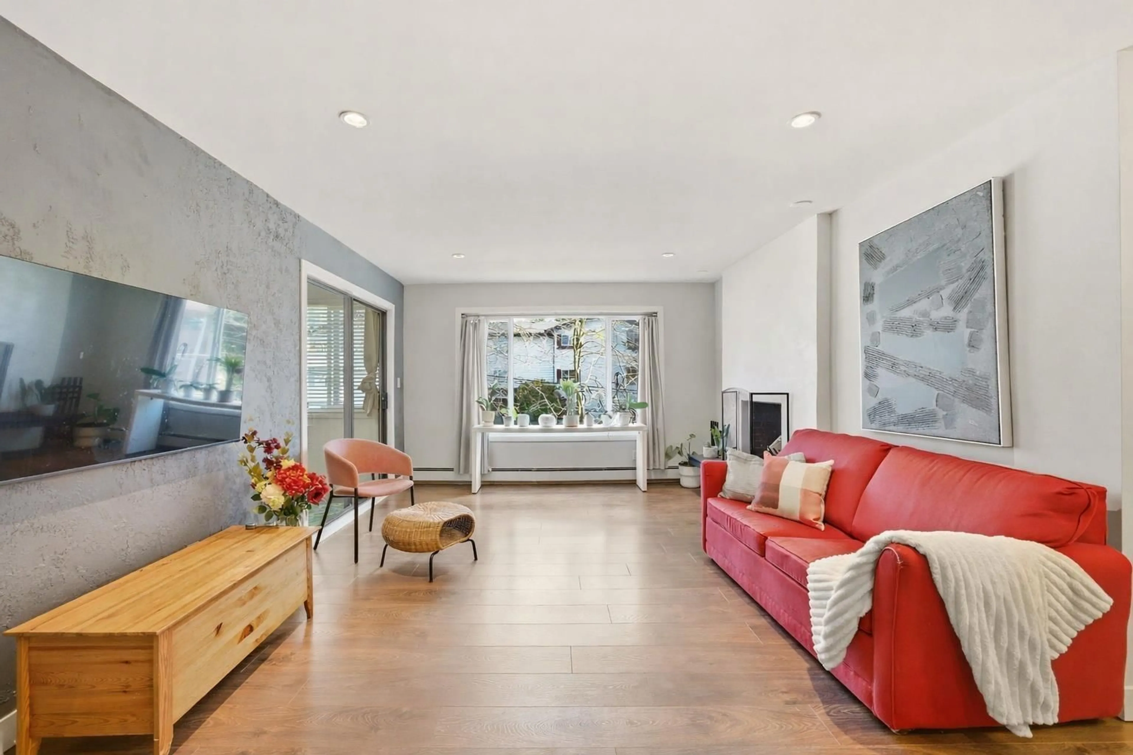 Living room with furniture, unknown for 301 - 1381 MARTIN STREET, White Rock British Columbia V4B3W6