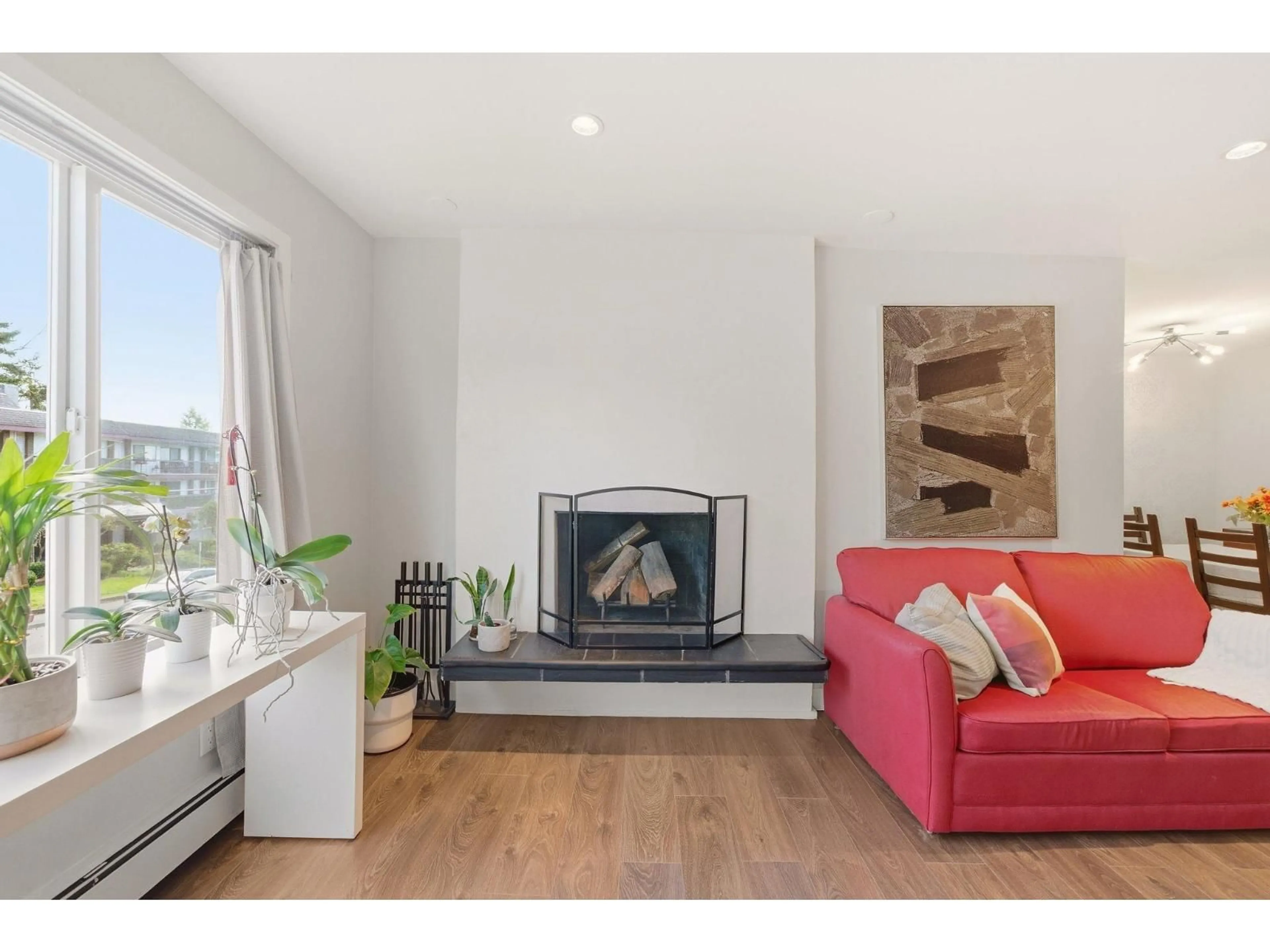 Living room with furniture, wood/laminate floor for 301 - 1381 MARTIN STREET, White Rock British Columbia V4B3W6