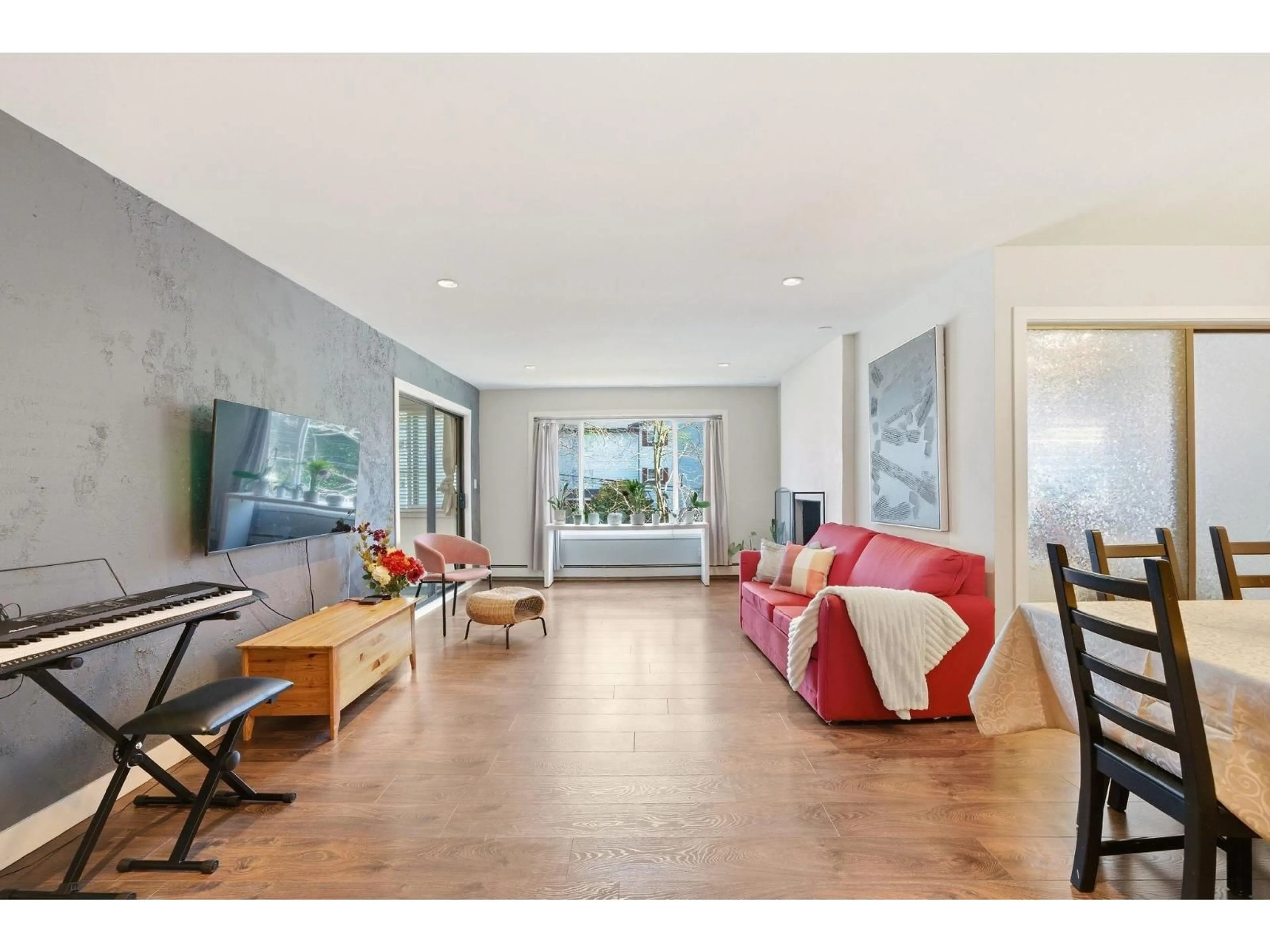 Living room with furniture, unknown for 301 - 1381 MARTIN STREET, White Rock British Columbia V4B3W6