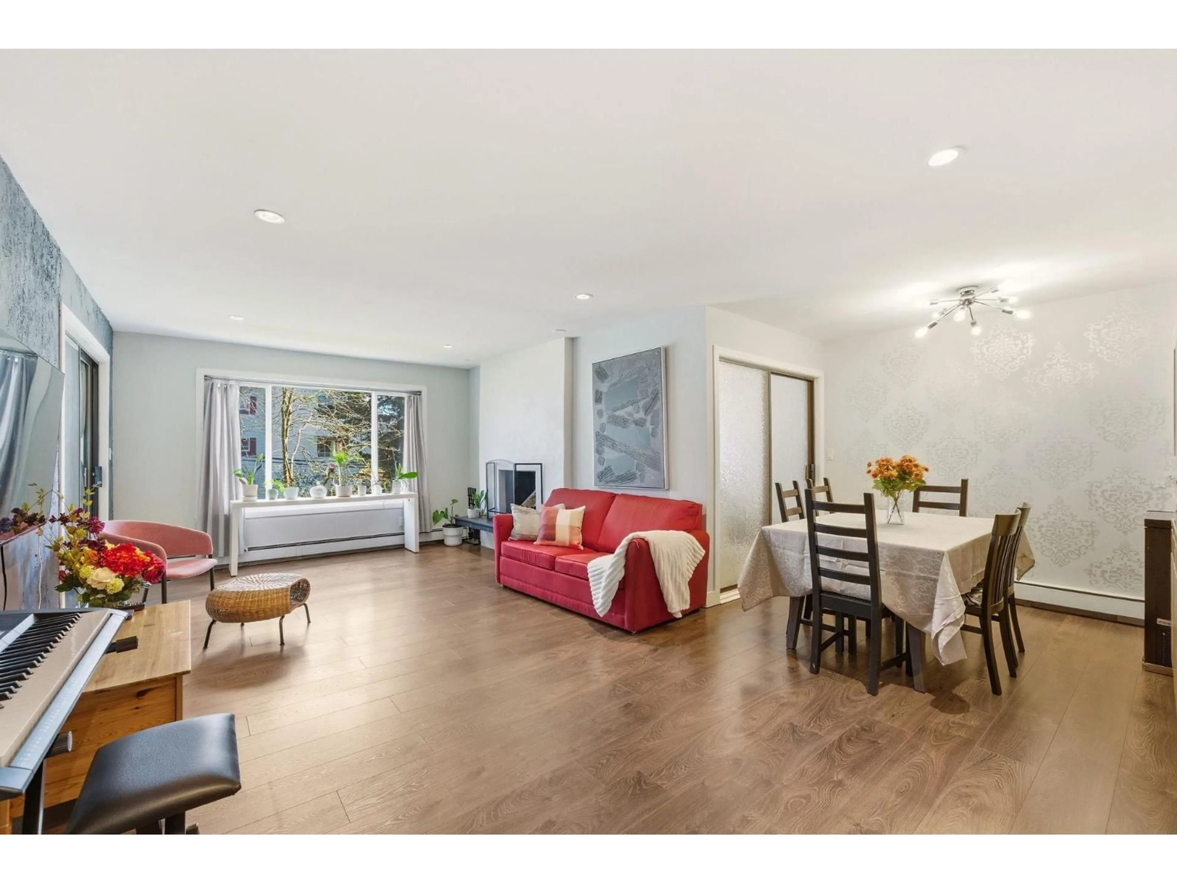 Living room with furniture, wood/laminate floor for 301 - 1381 MARTIN STREET, White Rock British Columbia V4B3W6