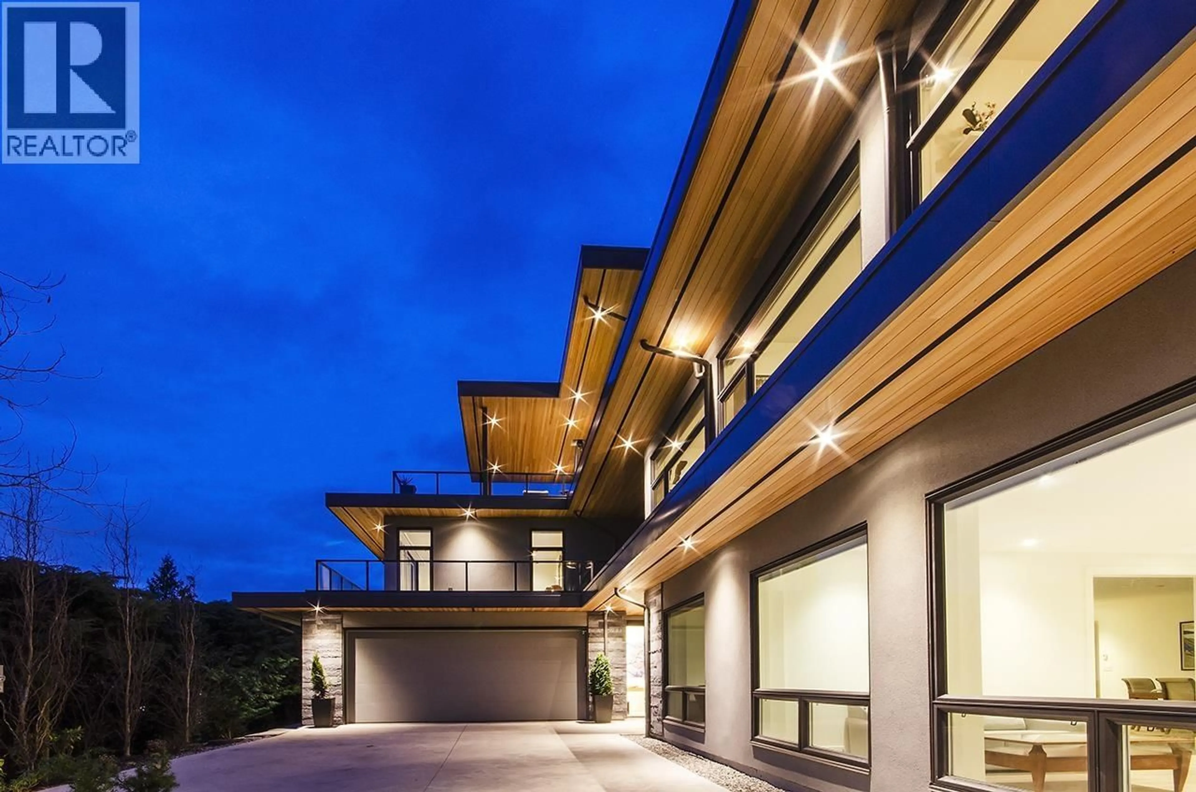 Indoor foyer for 817 YOUNETTE DRIVE, West Vancouver British Columbia V7T1T1