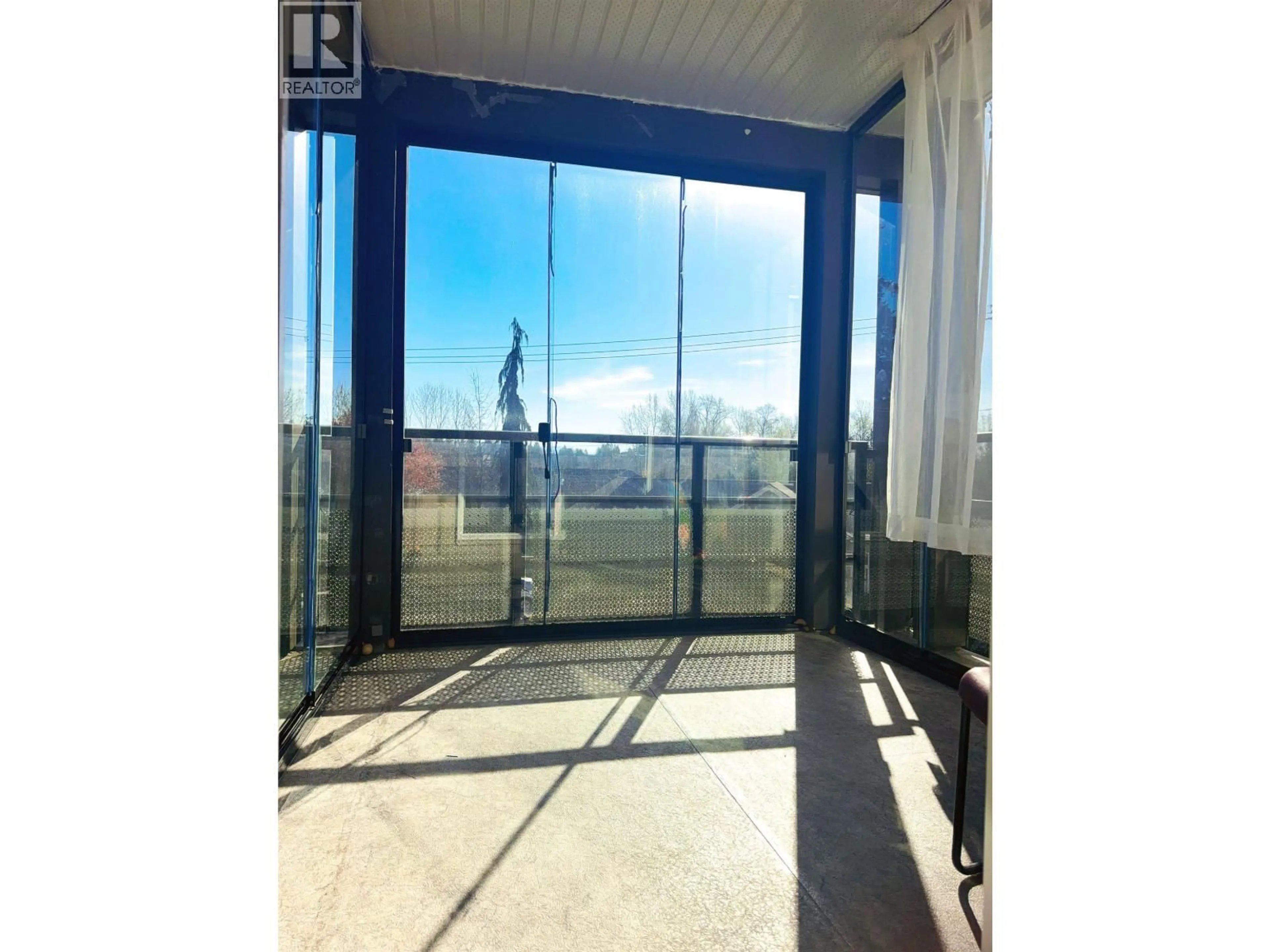 Indoor foyer for 303 - 22577 ROYAL CRESCENT, Maple Ridge British Columbia V2X2M2