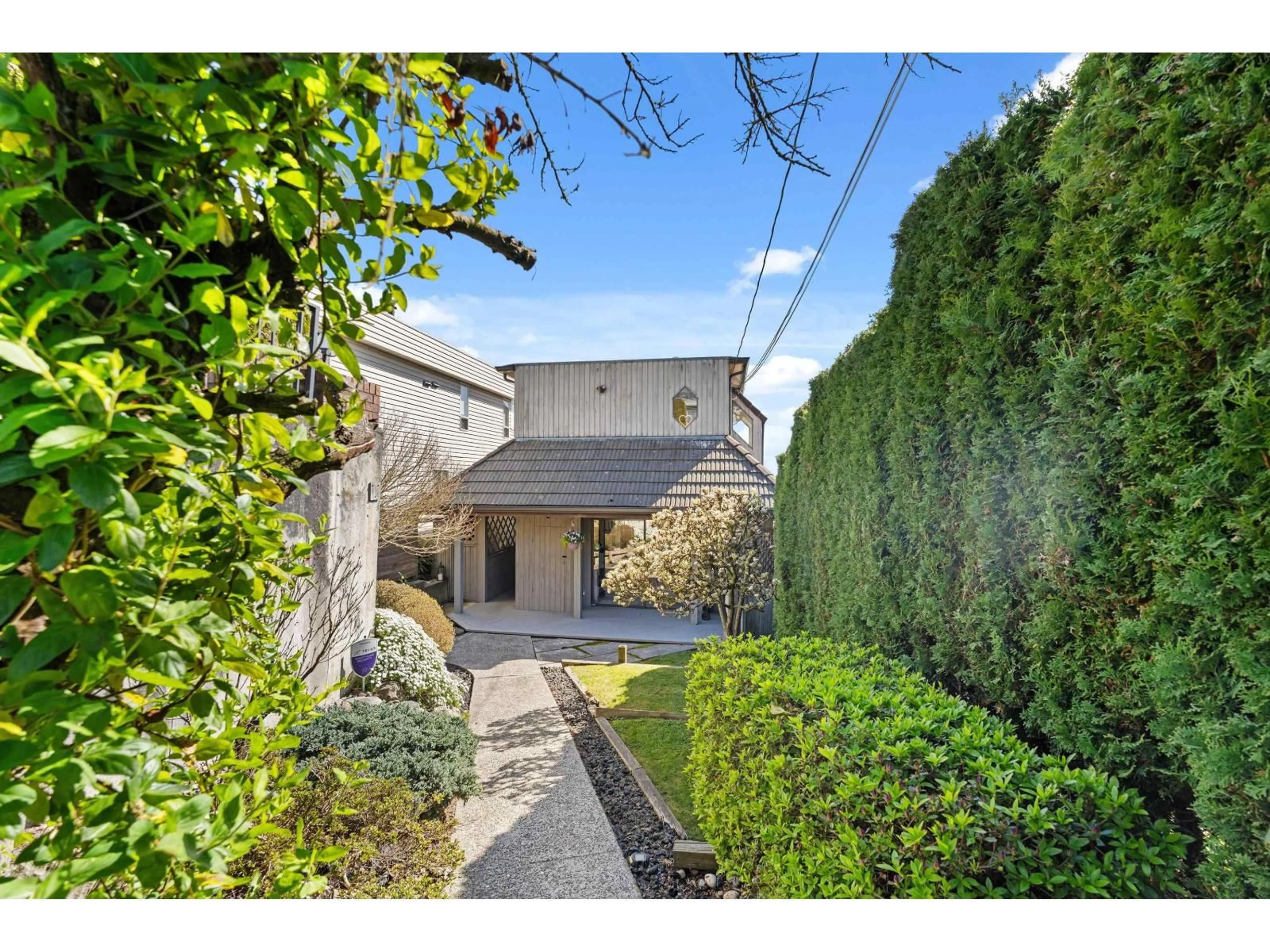 A pic from outside/outdoor area/front of a property/back of a property/a pic from drone, street for 15066 ROYAL AVENUE, White Rock British Columbia V4B1L9