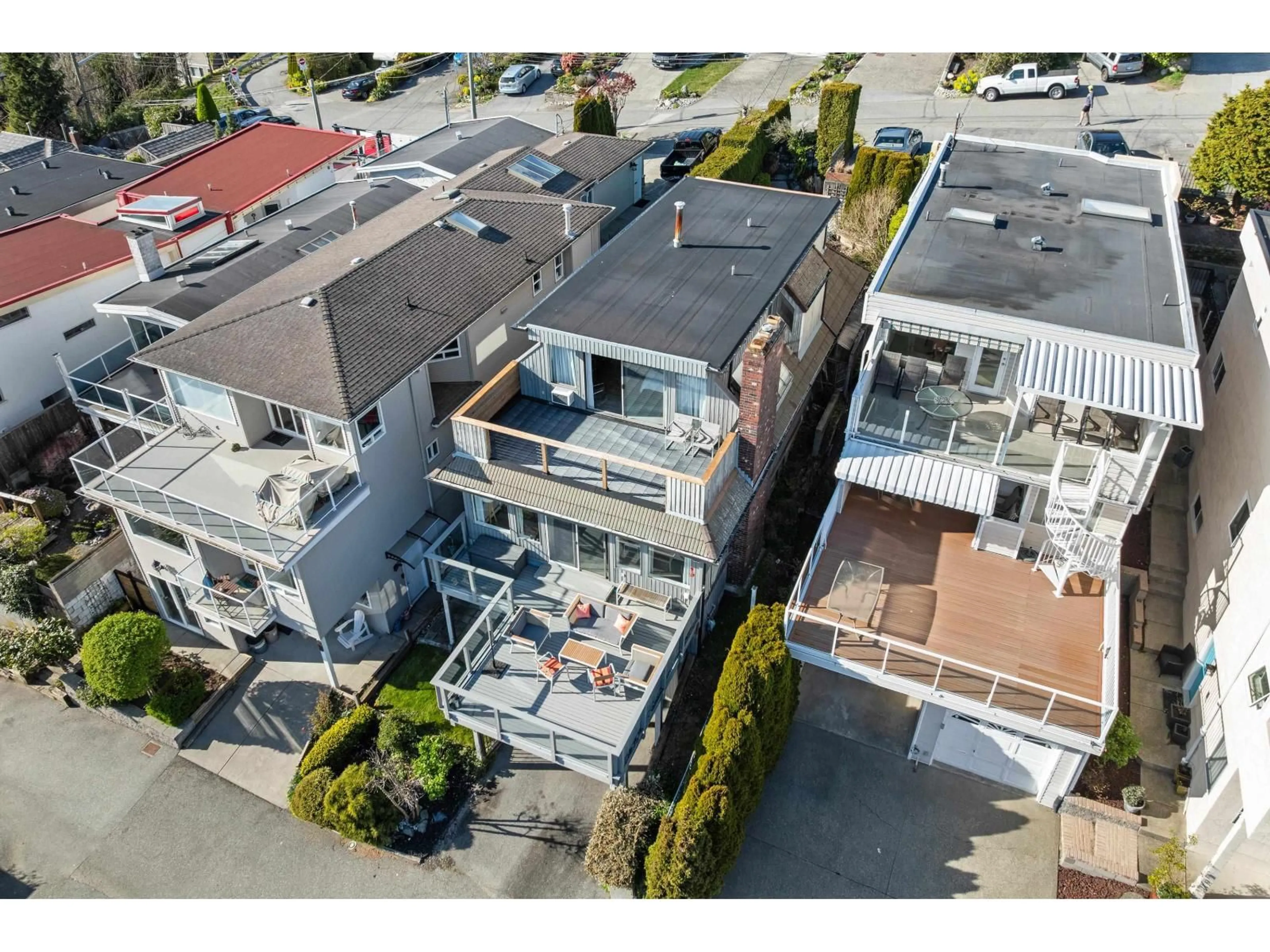 A pic from outside/outdoor area/front of a property/back of a property/a pic from drone, street for 15066 ROYAL AVENUE, White Rock British Columbia V4B1L9