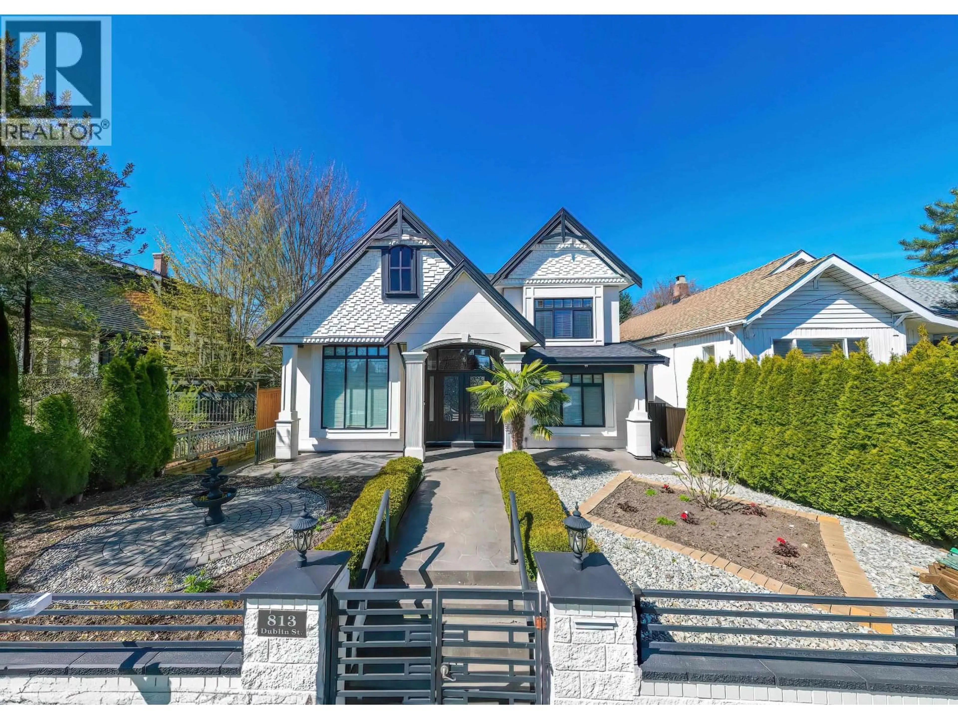 A pic from outside/outdoor area/front of a property/back of a property/a pic from drone, street for 813 DUBLIN STREET, New Westminster British Columbia V3M2Y5