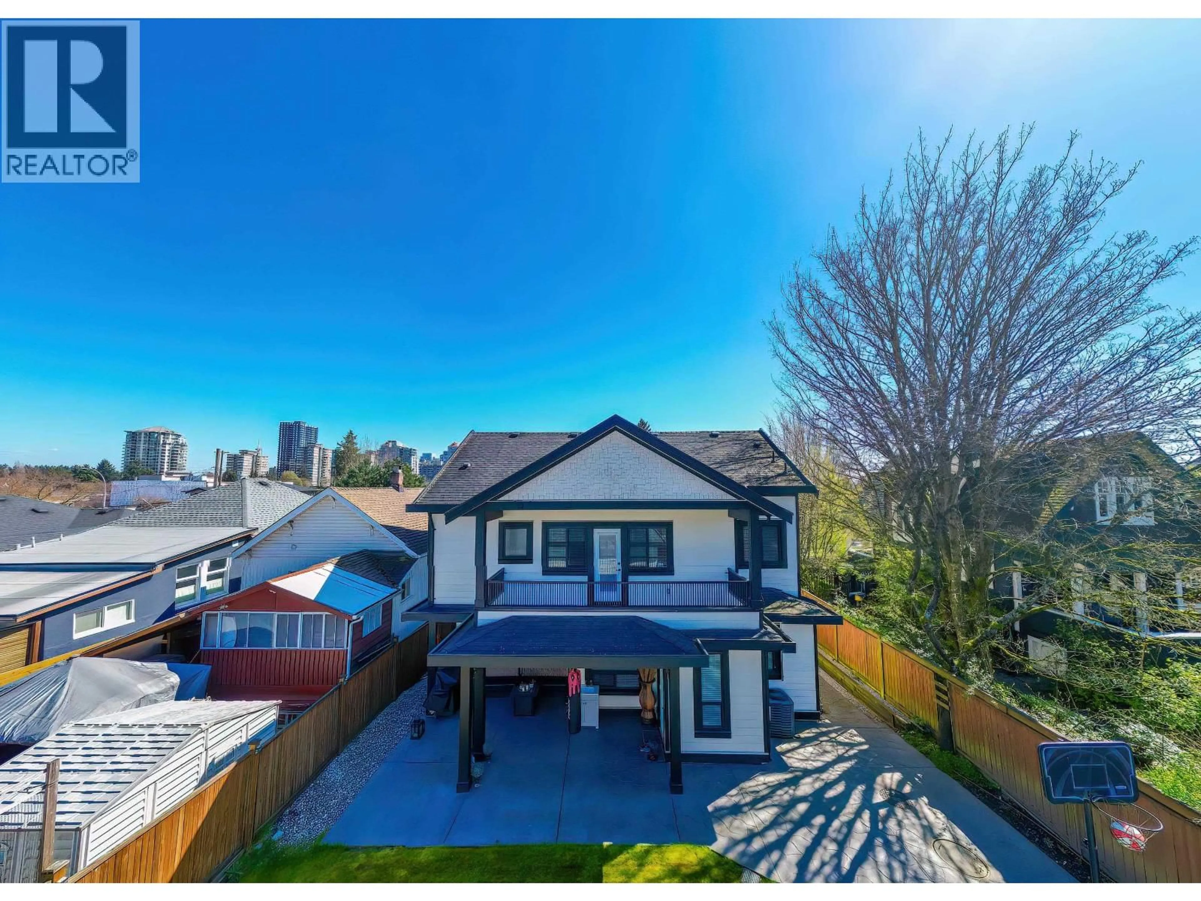A pic from outside/outdoor area/front of a property/back of a property/a pic from drone, unknown for 813 DUBLIN STREET, New Westminster British Columbia V3M2Y5