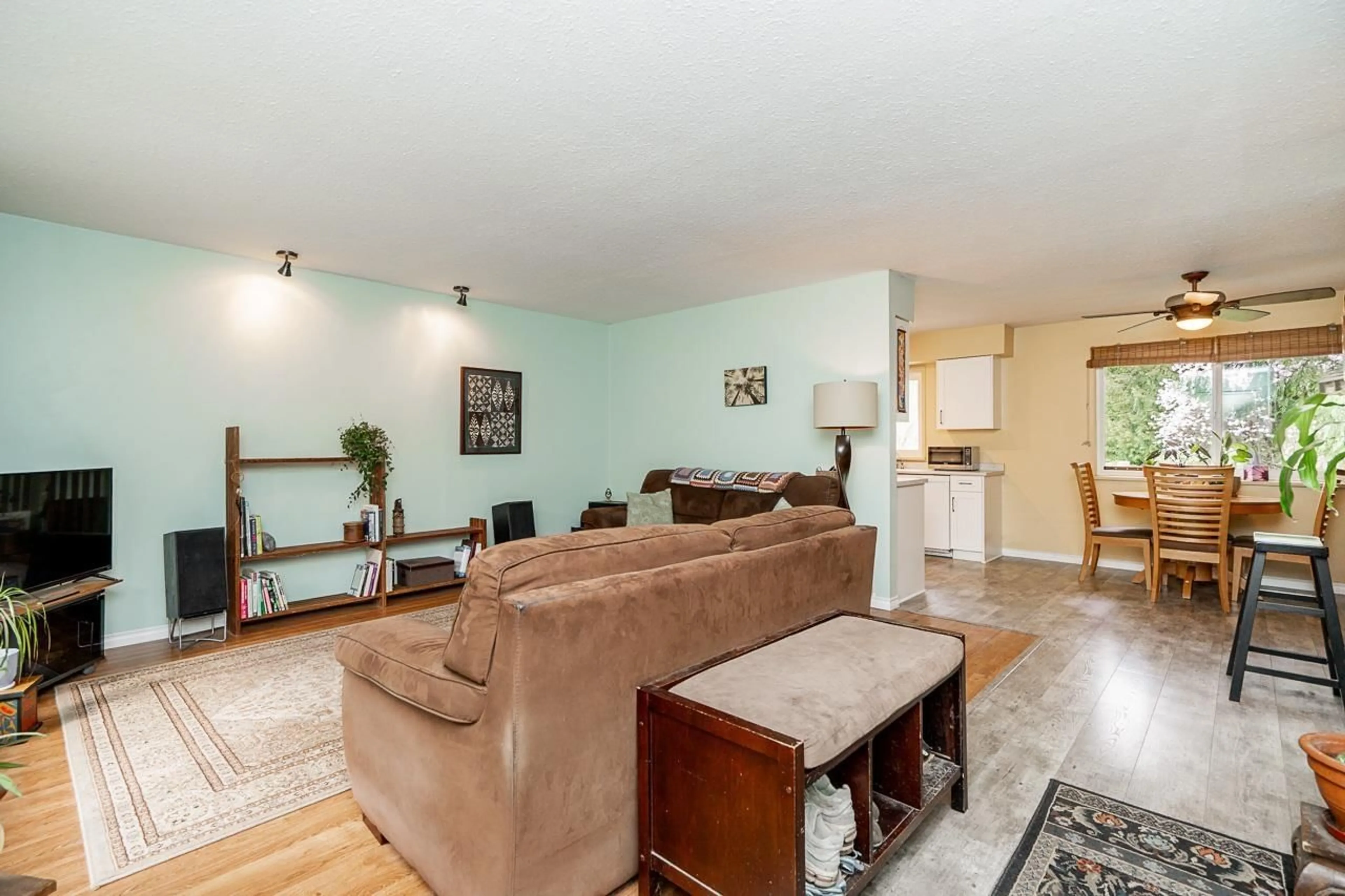 Living room with furniture, unknown for 49163 BELL ACRES ROAD, Sardis - Chwk River Valley British Columbia V4Z1C1