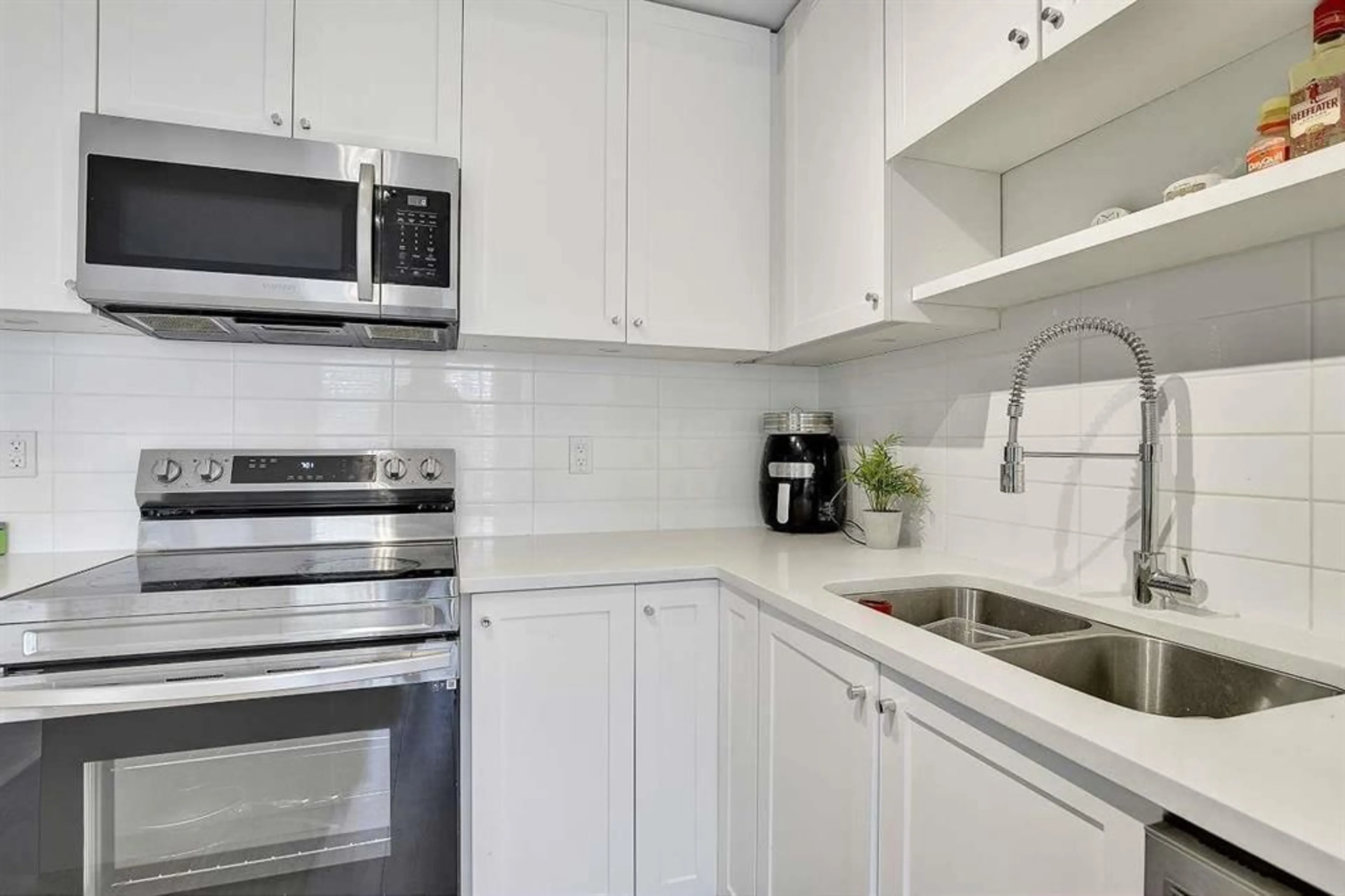 Standard kitchen, ceramic/tile floor for 206 - 13623 81A AVENUE, Surrey British Columbia V3W3N7