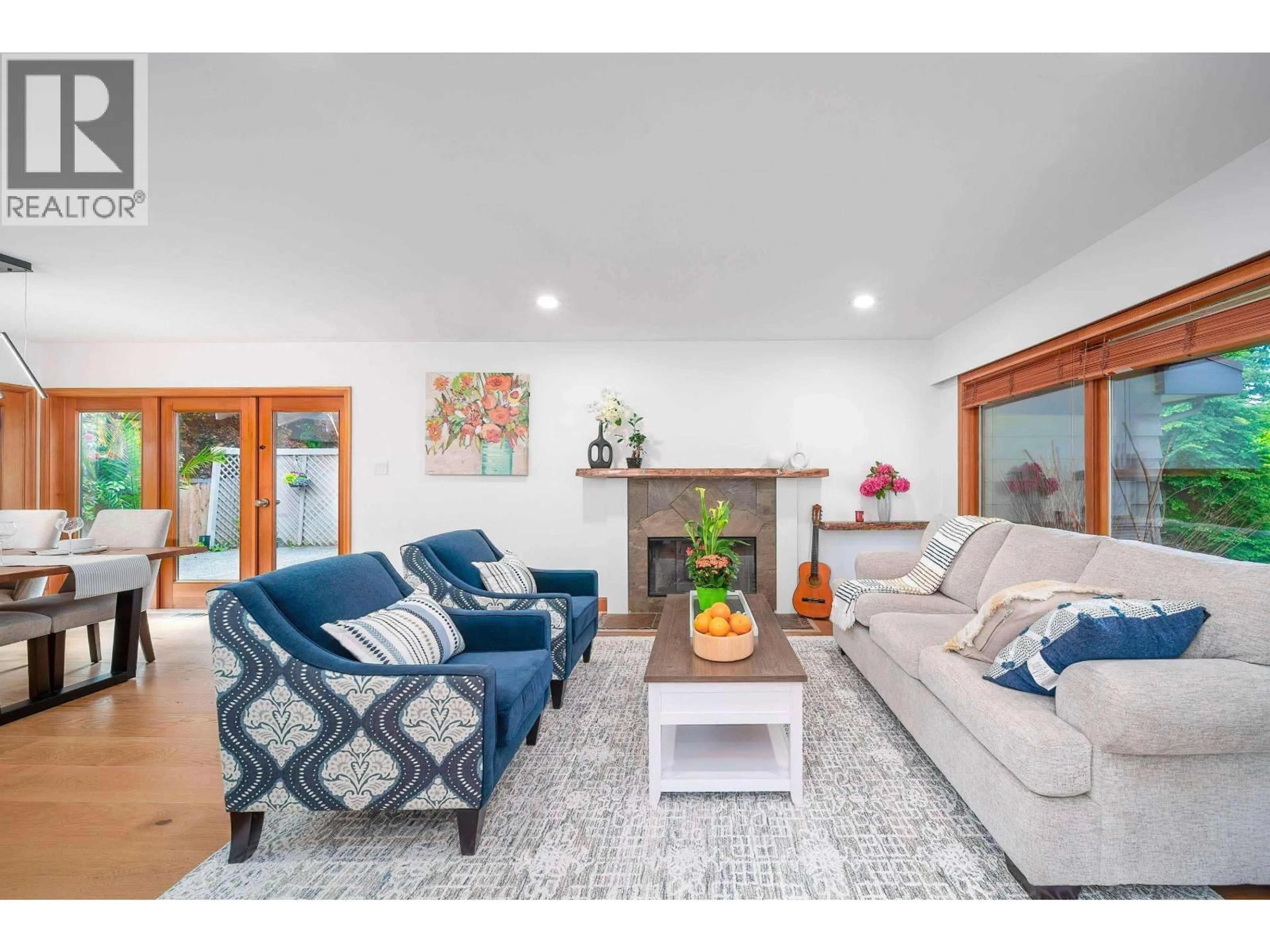 Living room with furniture, unknown for 4096 SUNSET BOULEVARD, North Vancouver British Columbia V7R3Y8