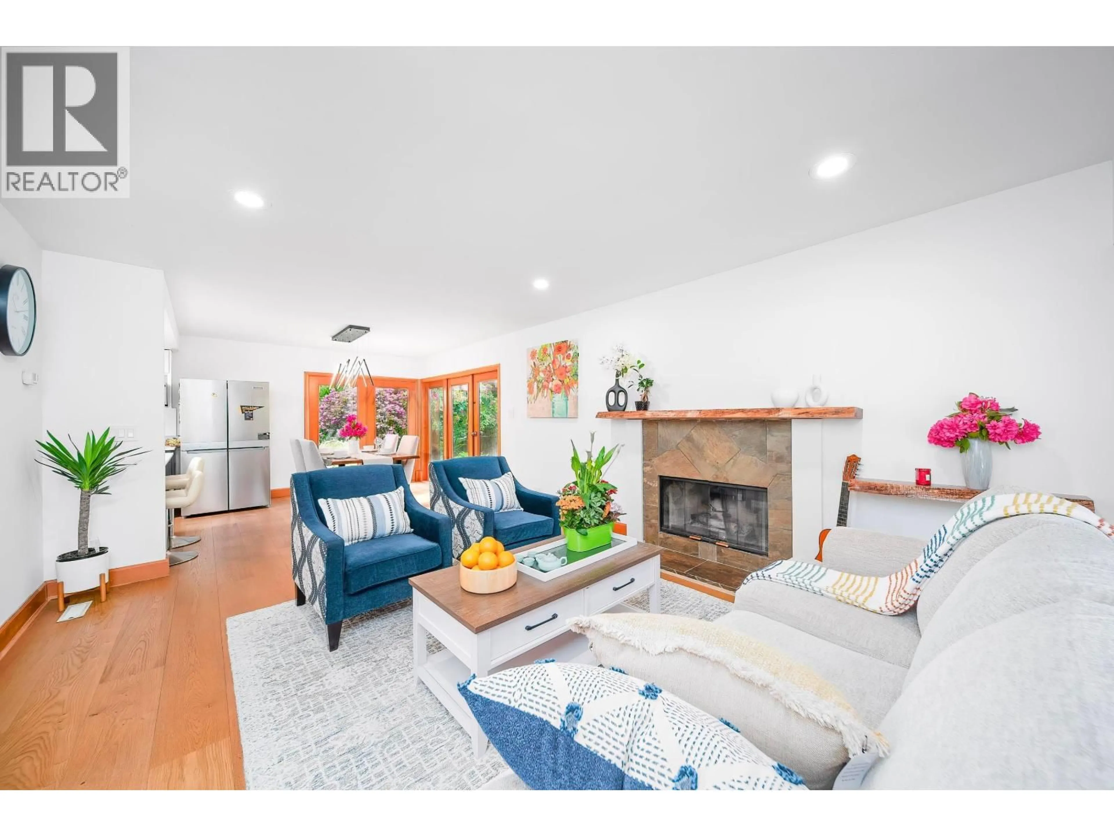 Living room with furniture, unknown for 4096 SUNSET BOULEVARD, North Vancouver British Columbia V7R3Y8