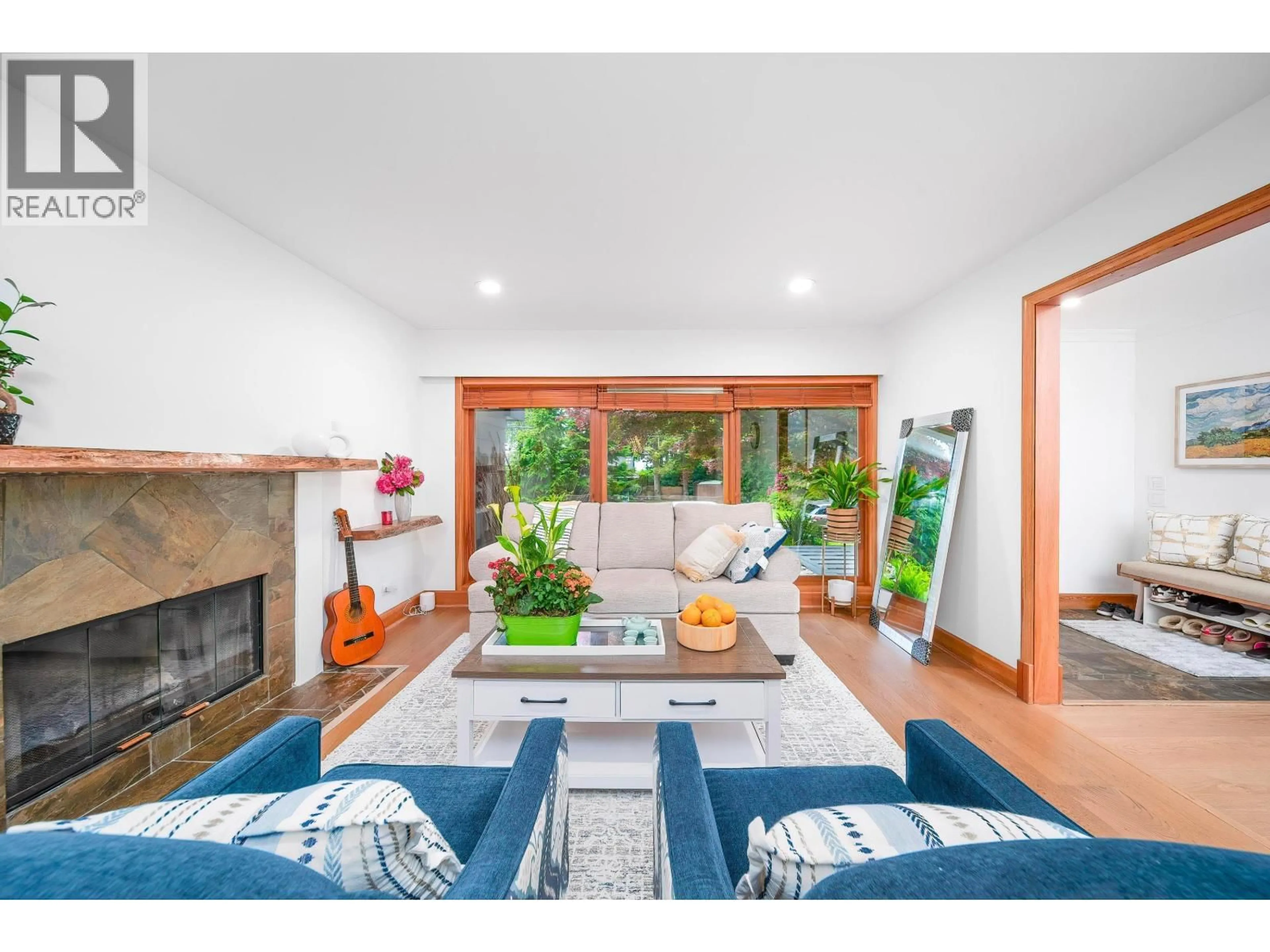 Living room with furniture, unknown for 4096 SUNSET BOULEVARD, North Vancouver British Columbia V7R3Y8