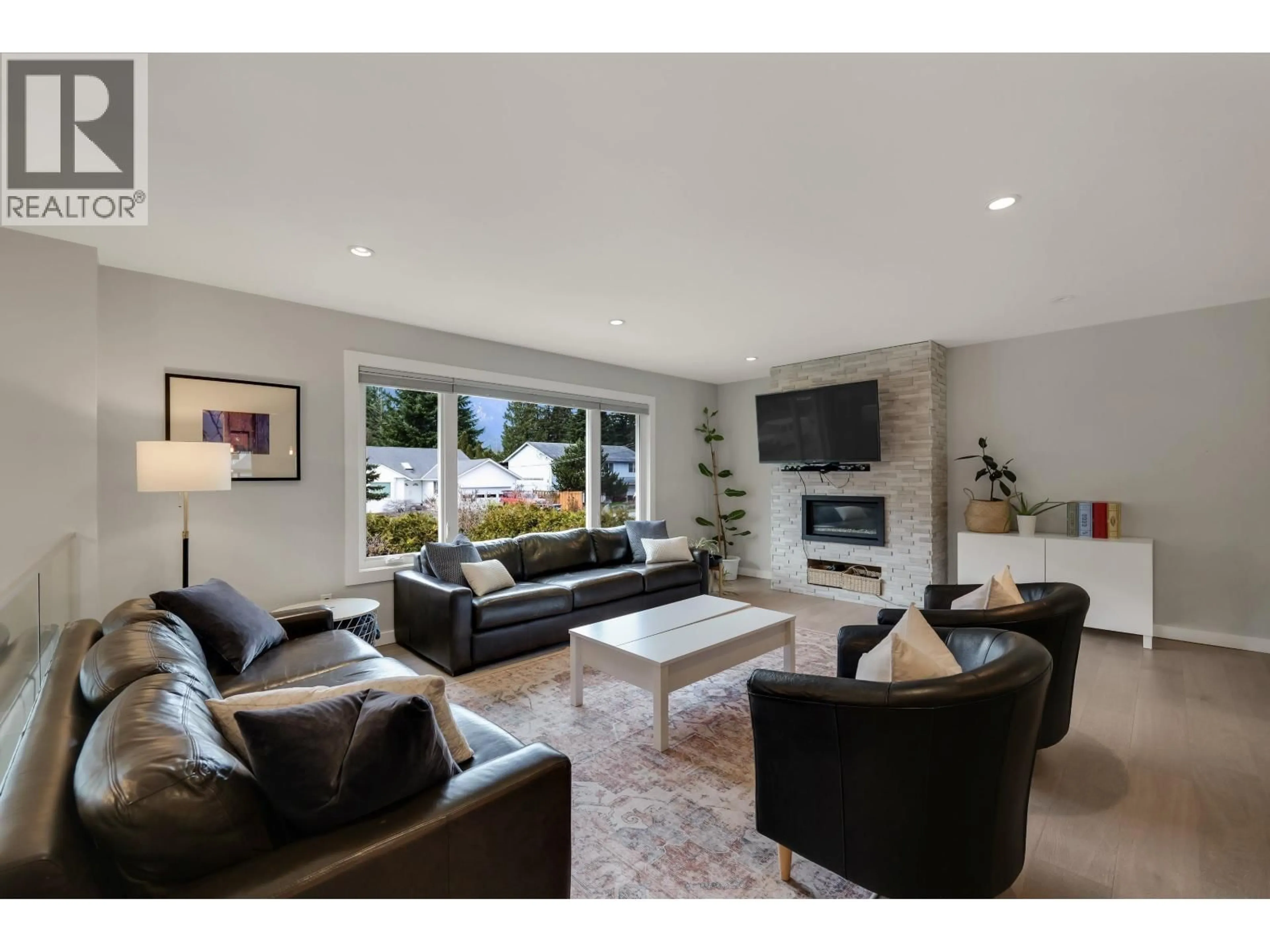 Living room with furniture, unknown for 41852 FAITH ROAD, Brackendale British Columbia V0N1H0