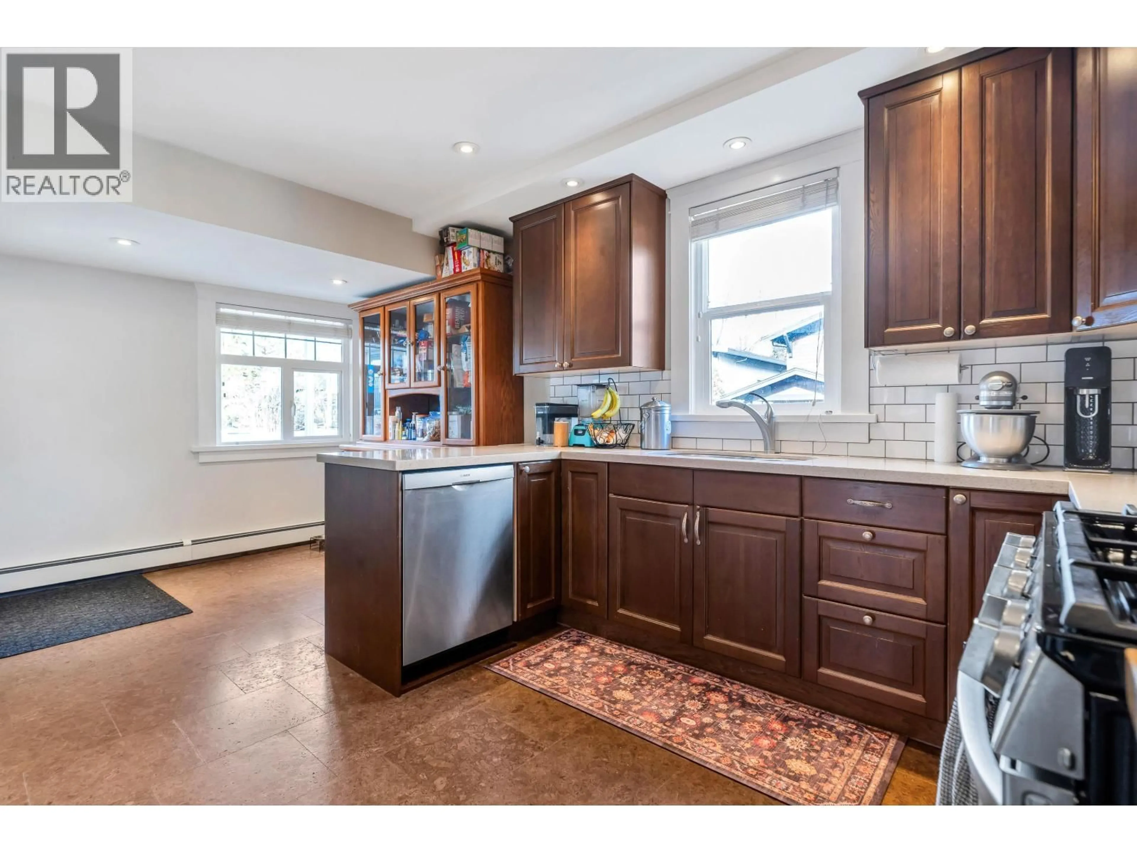 Open concept kitchen, unknown for 125 GILMORE AVENUE, Burnaby British Columbia V5C1V6