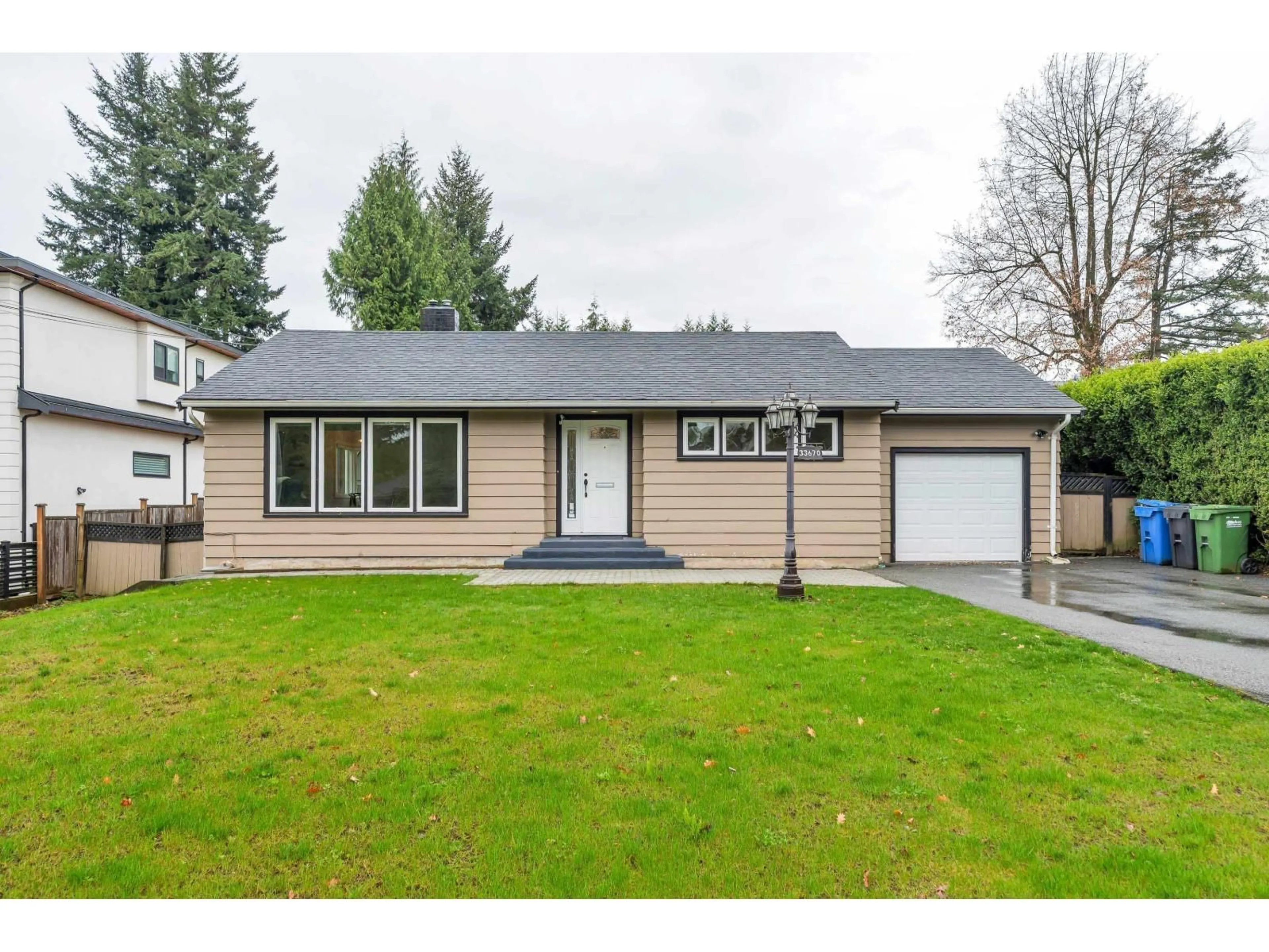 Home with vinyl exterior material, street for 33670 LINCOLN ROAD, Abbotsford British Columbia V2S1R9