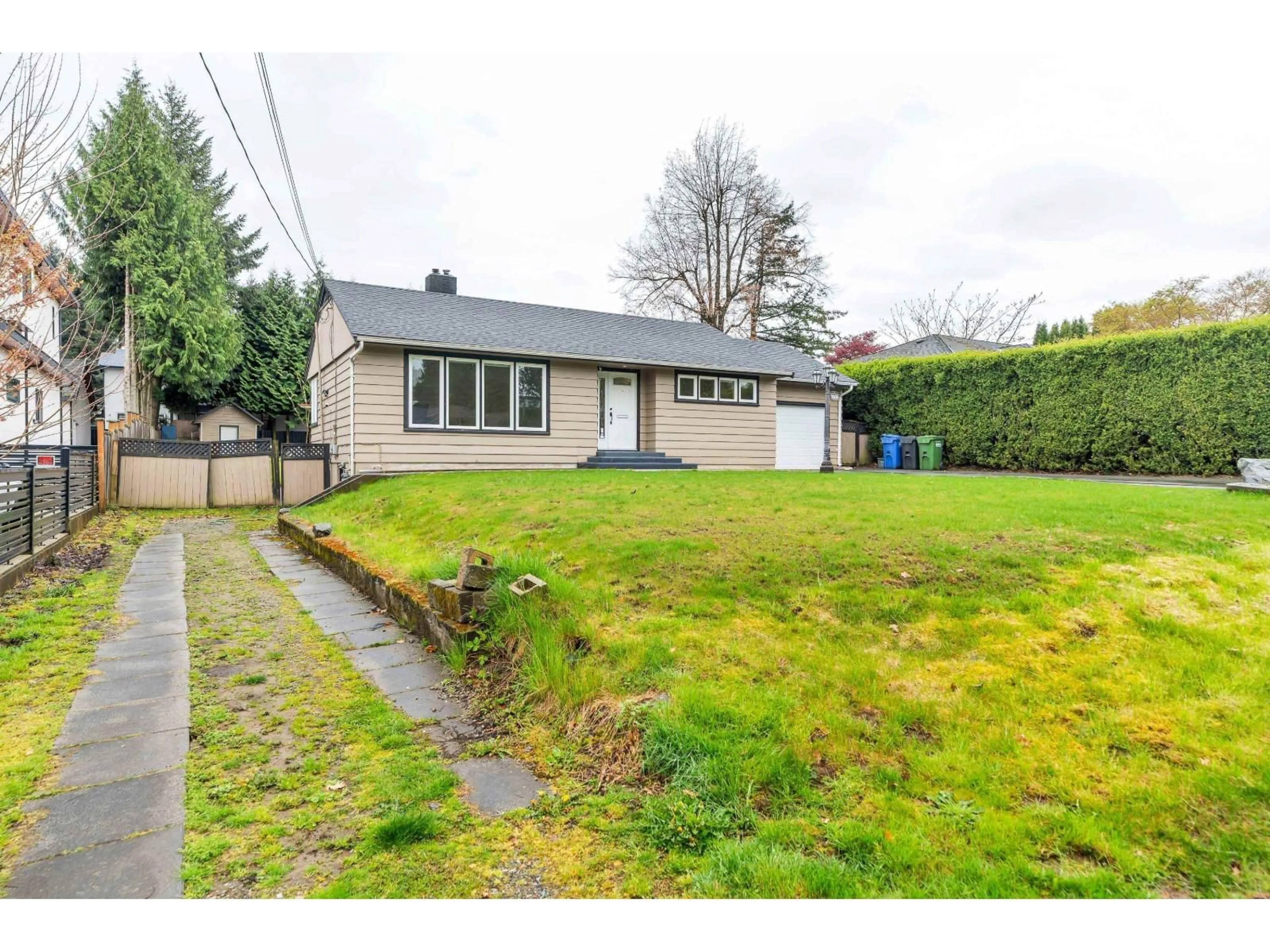 A pic from outside/outdoor area/front of a property/back of a property/a pic from drone, street for 33670 LINCOLN ROAD, Abbotsford British Columbia V2S1R9