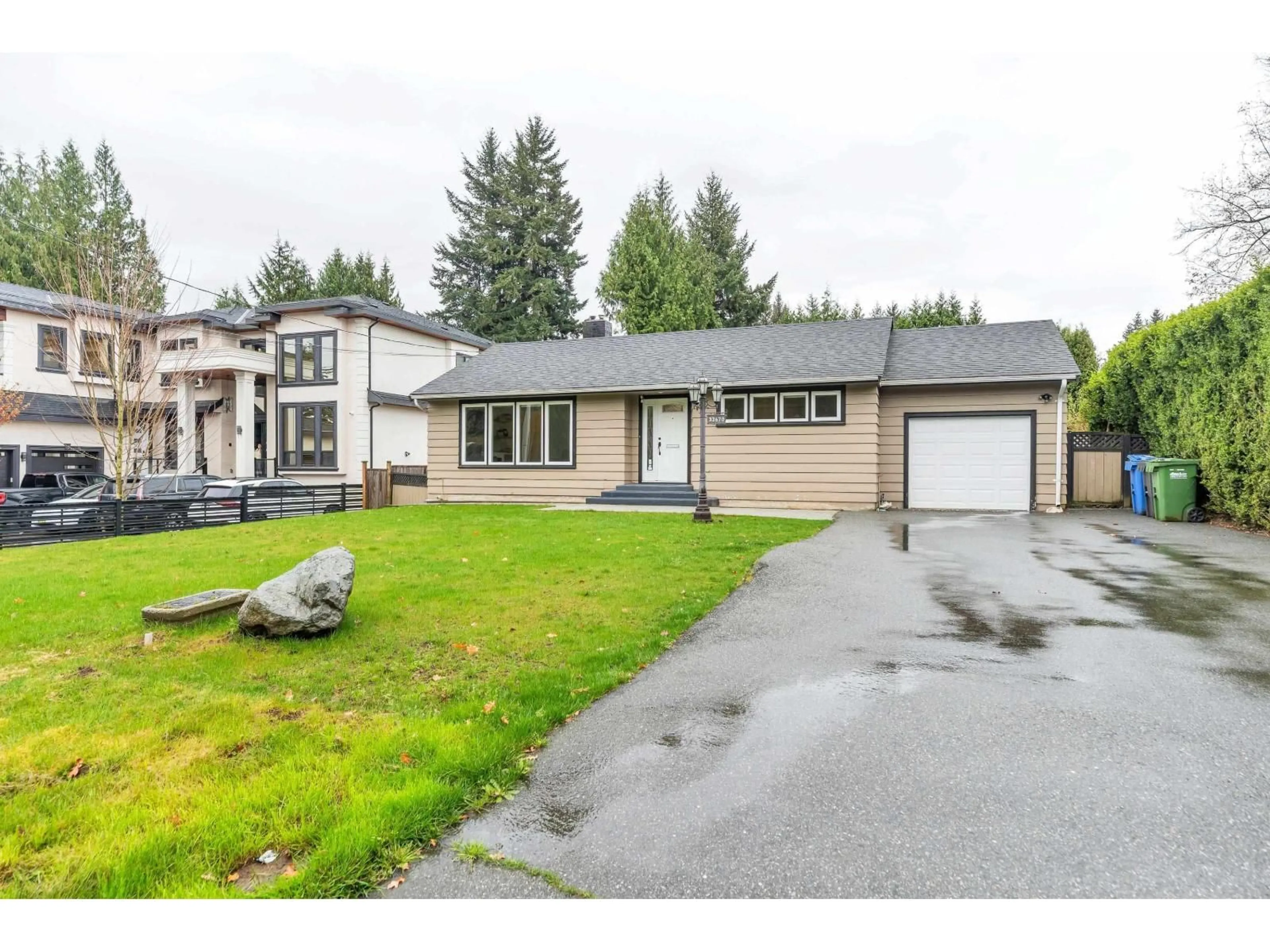 Home with vinyl exterior material, street for 33670 LINCOLN ROAD, Abbotsford British Columbia V2S1R9