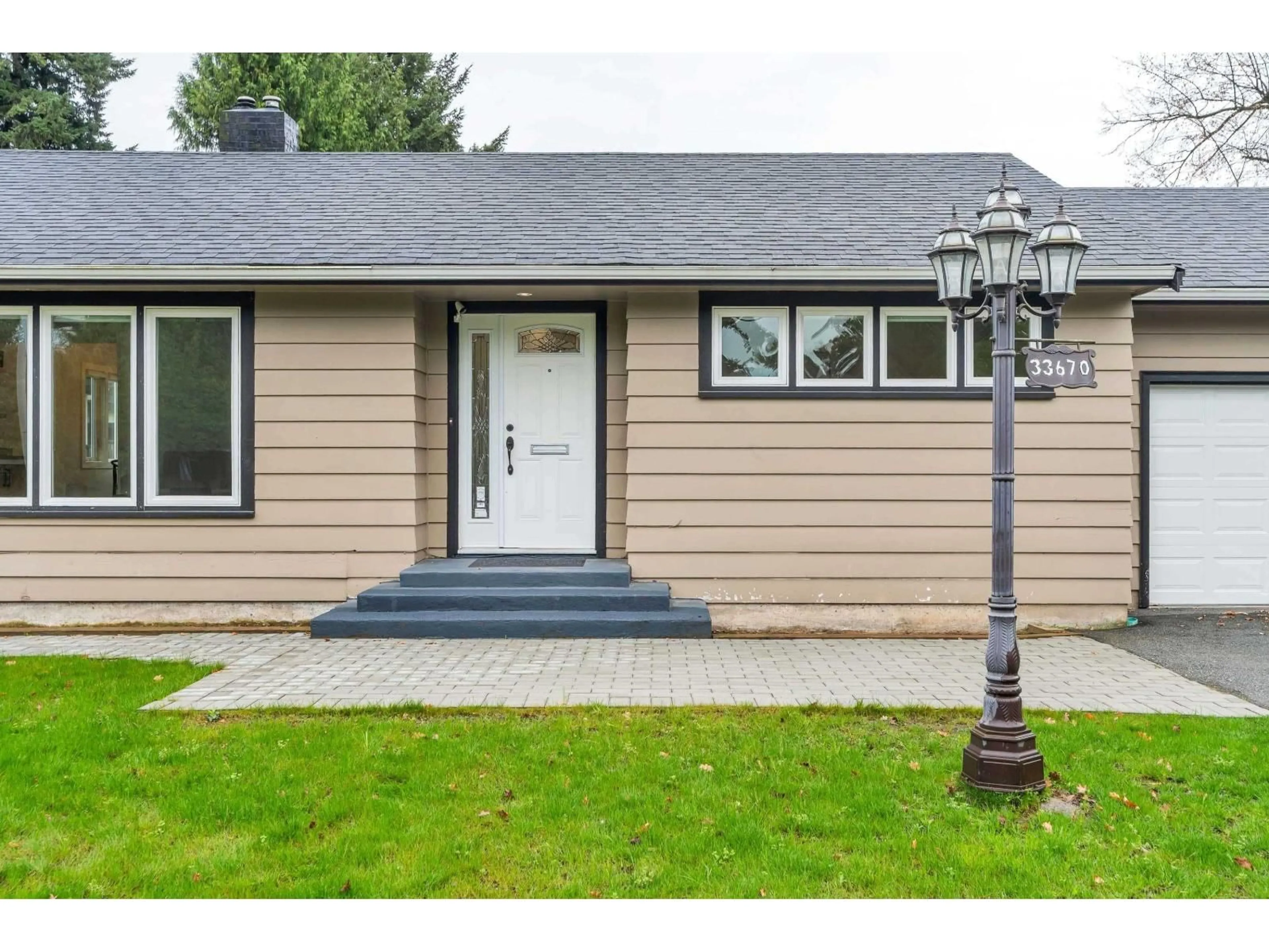 Home with vinyl exterior material, street for 33670 LINCOLN ROAD, Abbotsford British Columbia V2S1R9