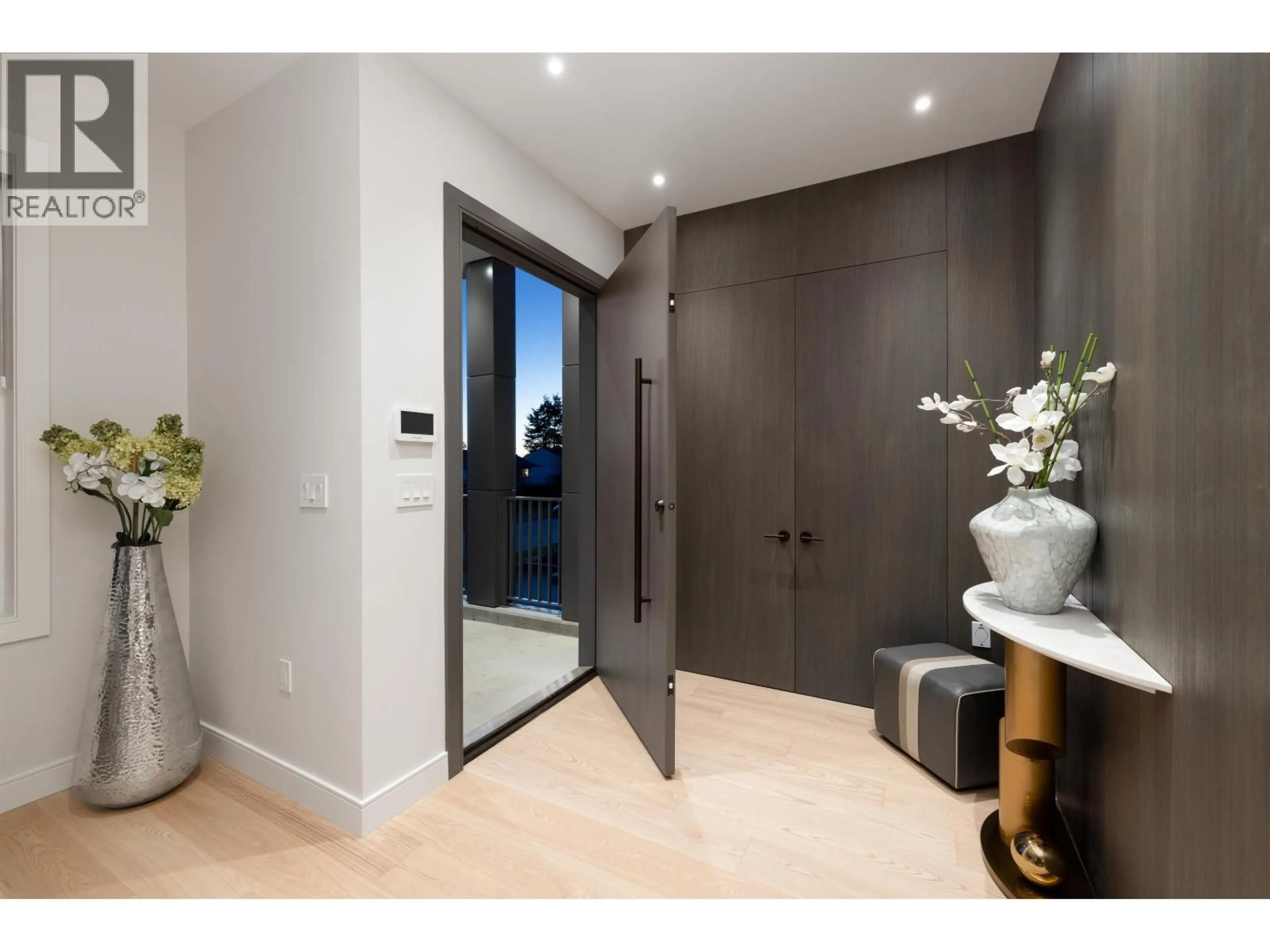 Indoor entryway for 838 14TH STREET, North Vancouver British Columbia V7L2P6