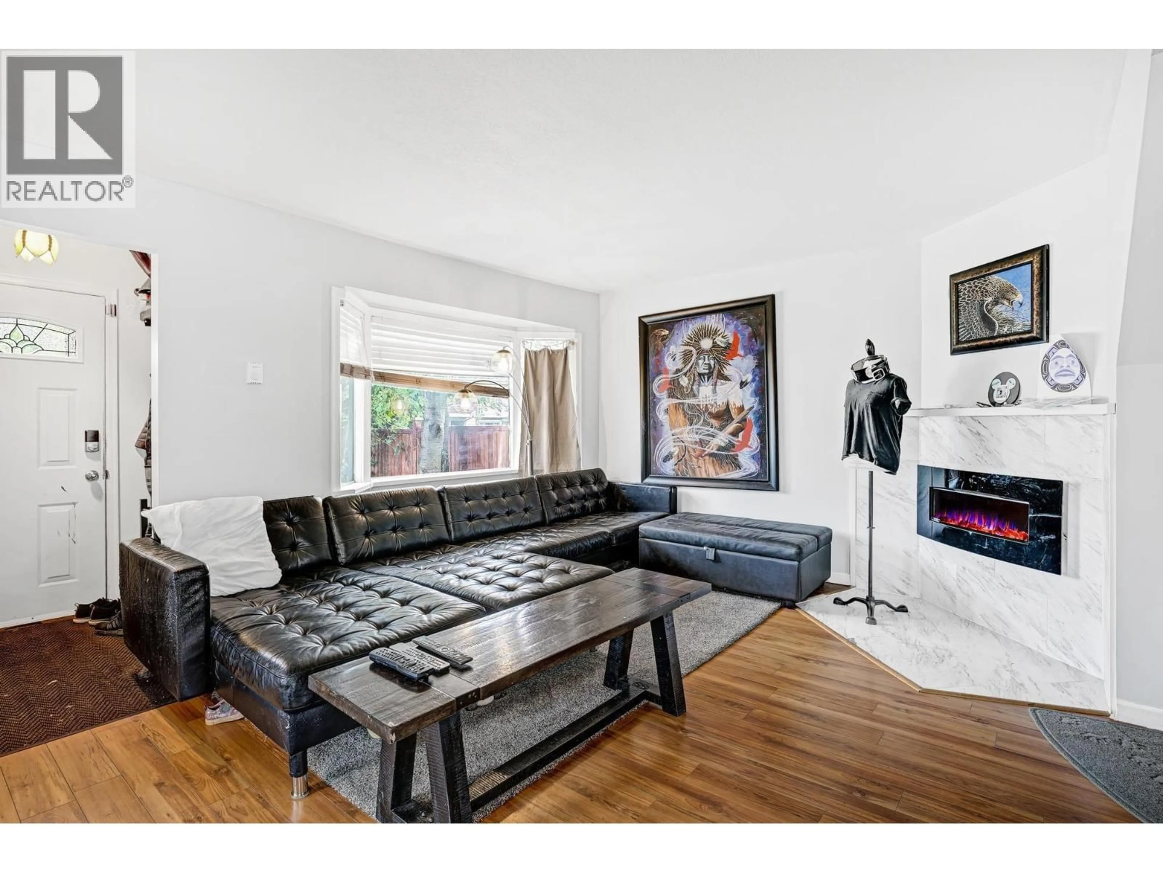 Living room with furniture, wood/laminate floor for 2015 FRASER AVENUE, Port Coquitlam British Columbia V3B1N5