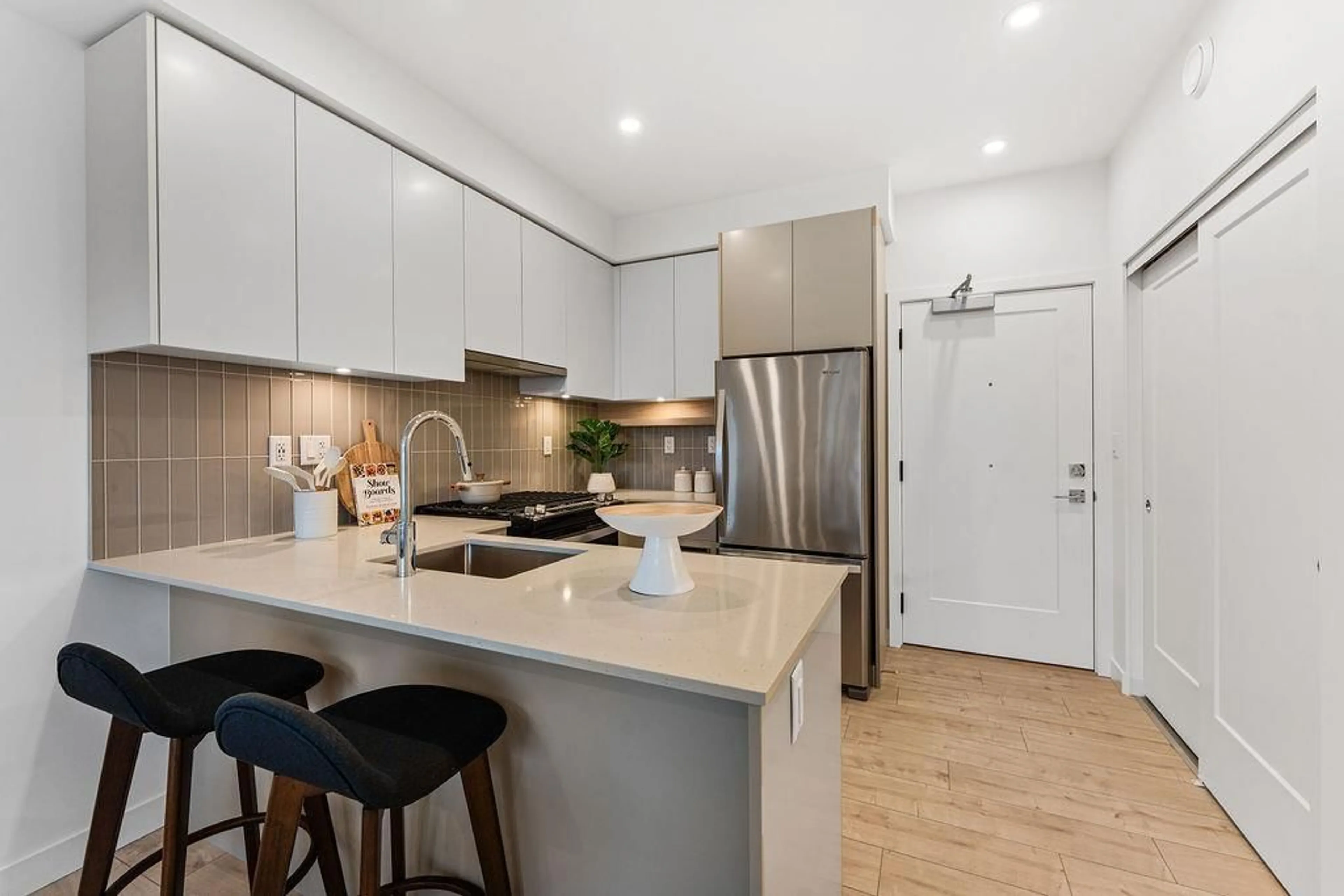 Open concept kitchen, unknown for 302 - 13788 76 AVENUE, Surrey British Columbia V3W3V9