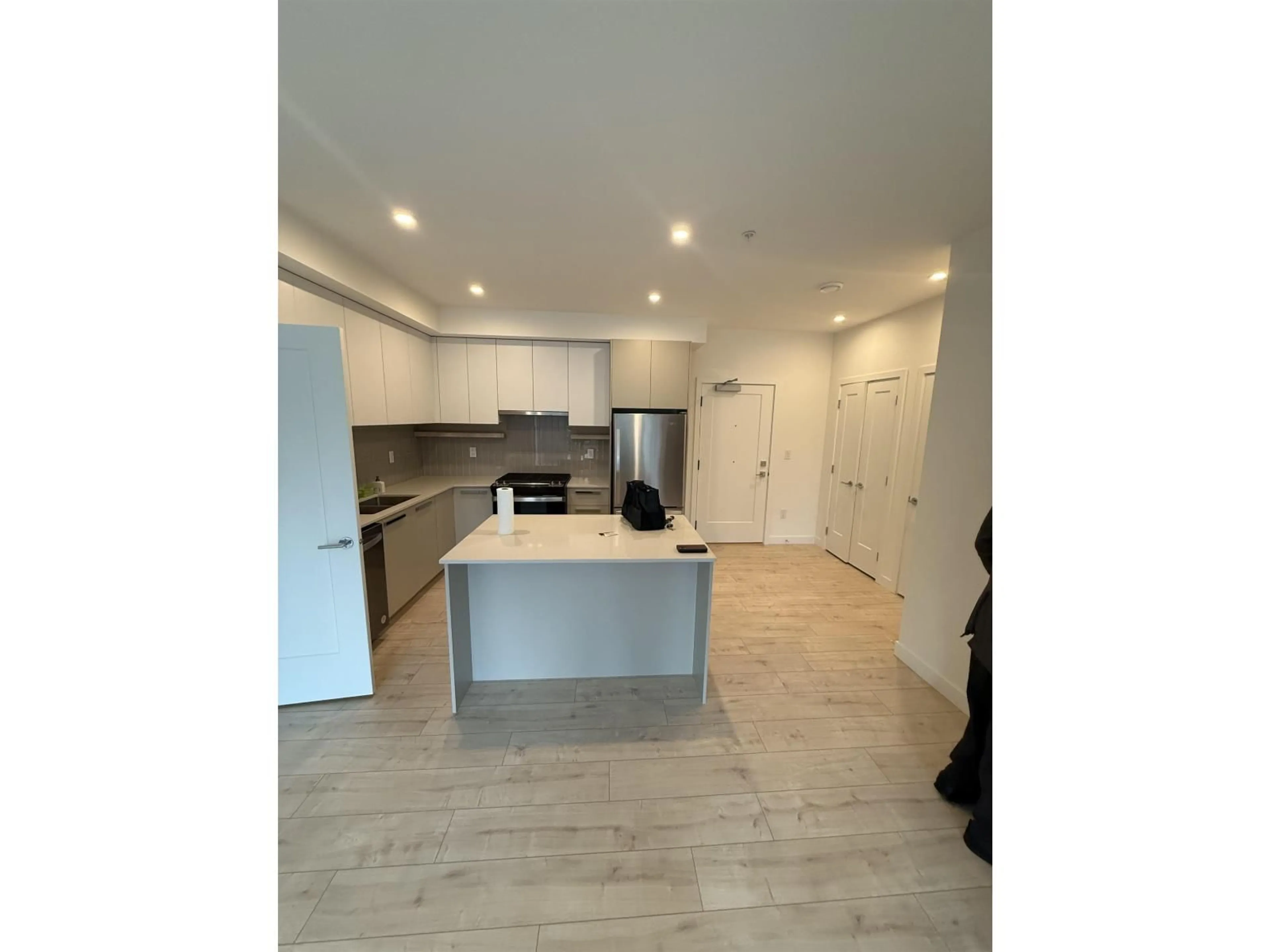 Open concept kitchen, unknown for 306 - 13788 76 AVENUE, Surrey British Columbia V3W3V9