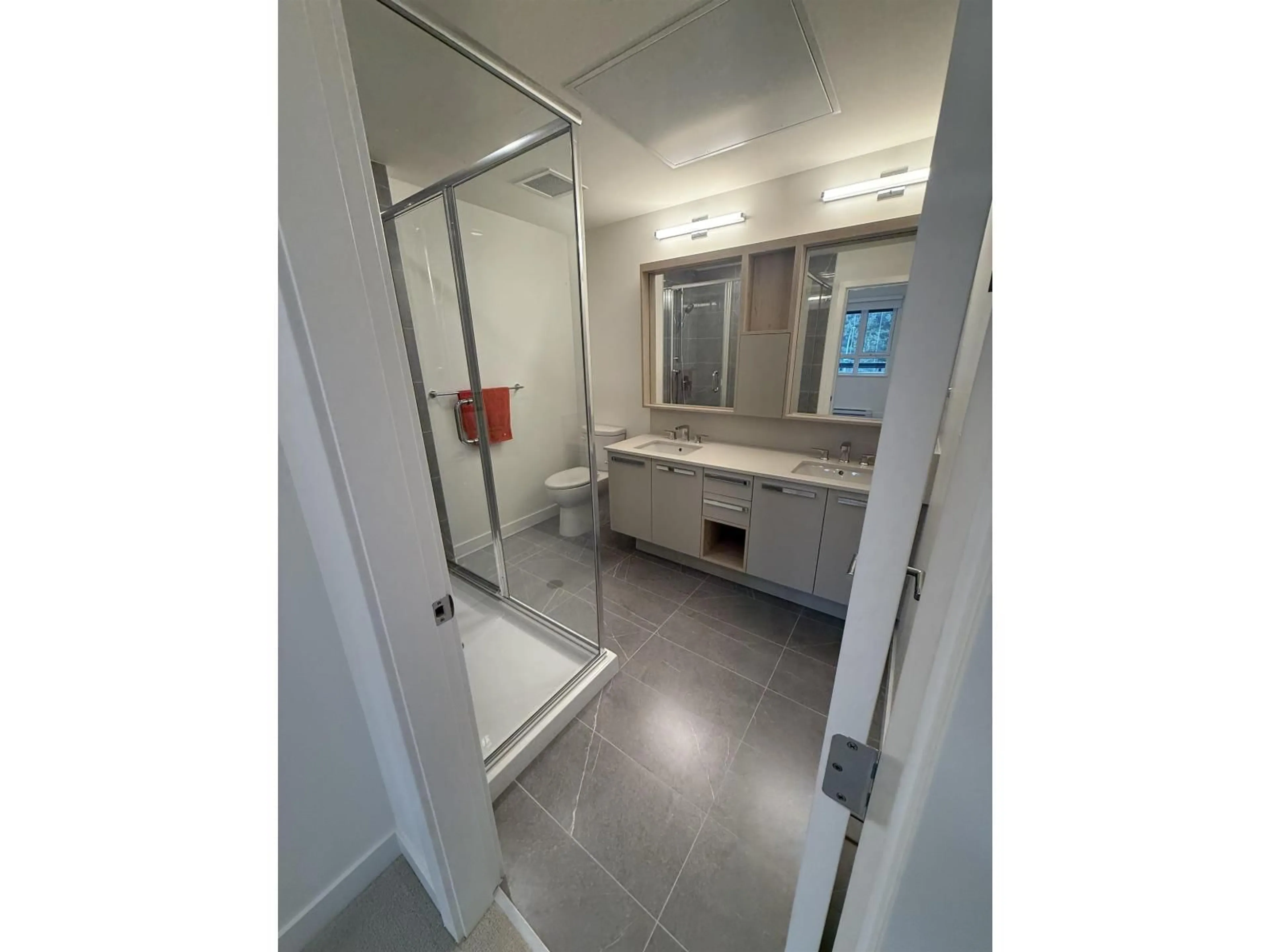 Standard bathroom, unknown for 306 - 13788 76 AVENUE, Surrey British Columbia V3W3V9