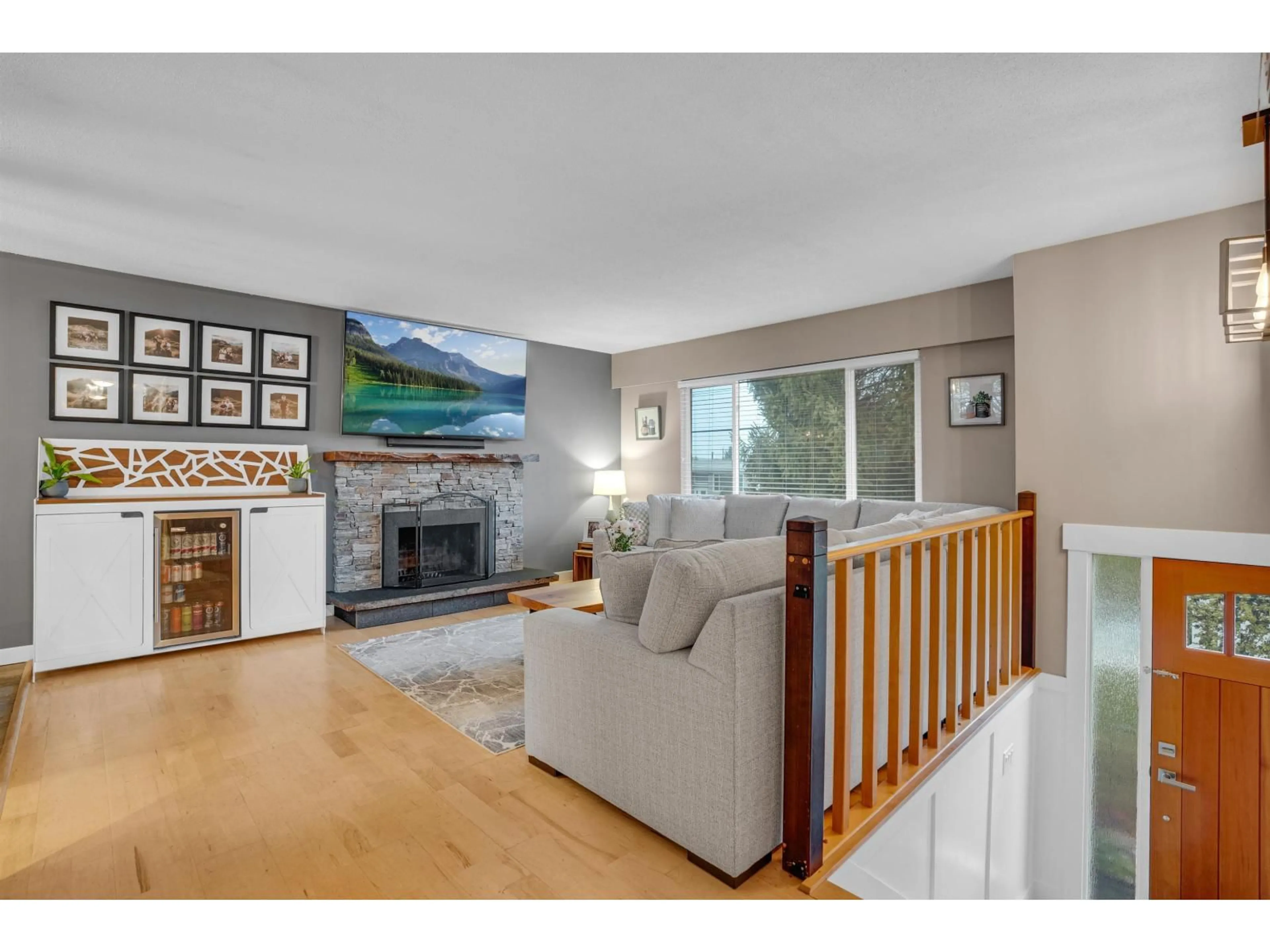 Living room with furniture, wood/laminate floor for 11472 85 AVENUE, Delta British Columbia V4C2T7