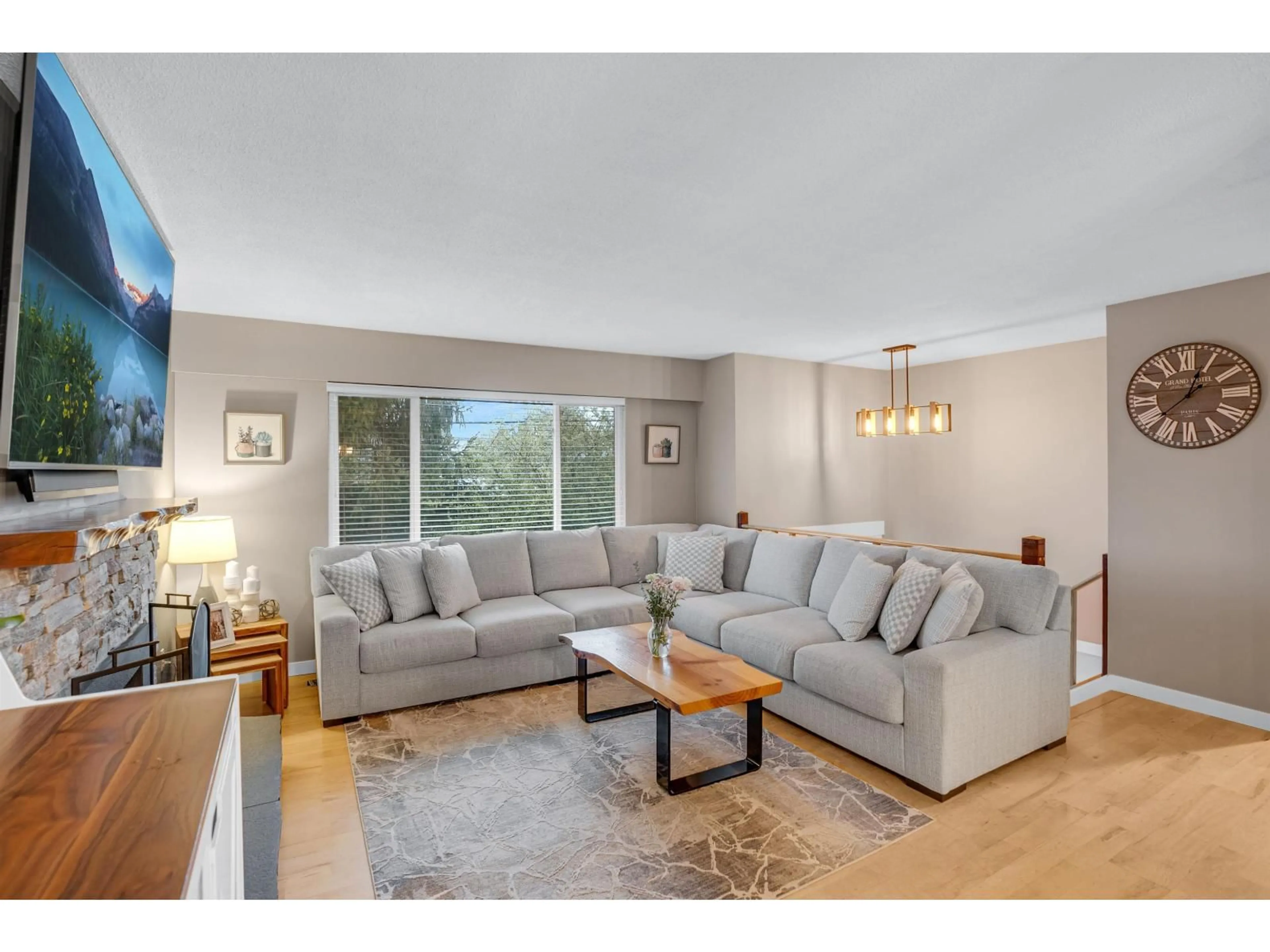 Living room with furniture, wood/laminate floor for 11472 85 AVENUE, Delta British Columbia V4C2T7