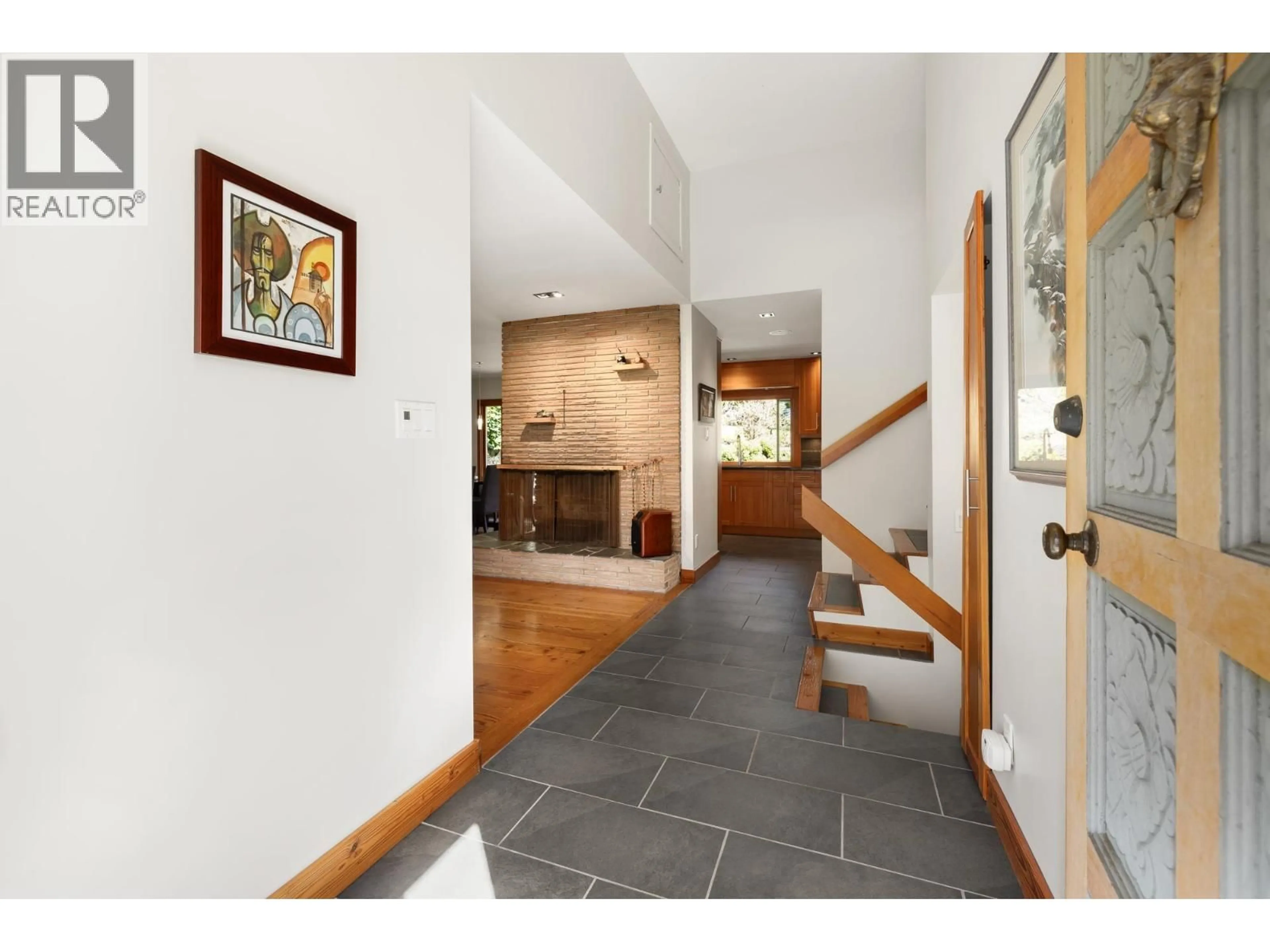 Indoor entryway for 1374 15TH STREET, North Vancouver British Columbia V7J1K8
