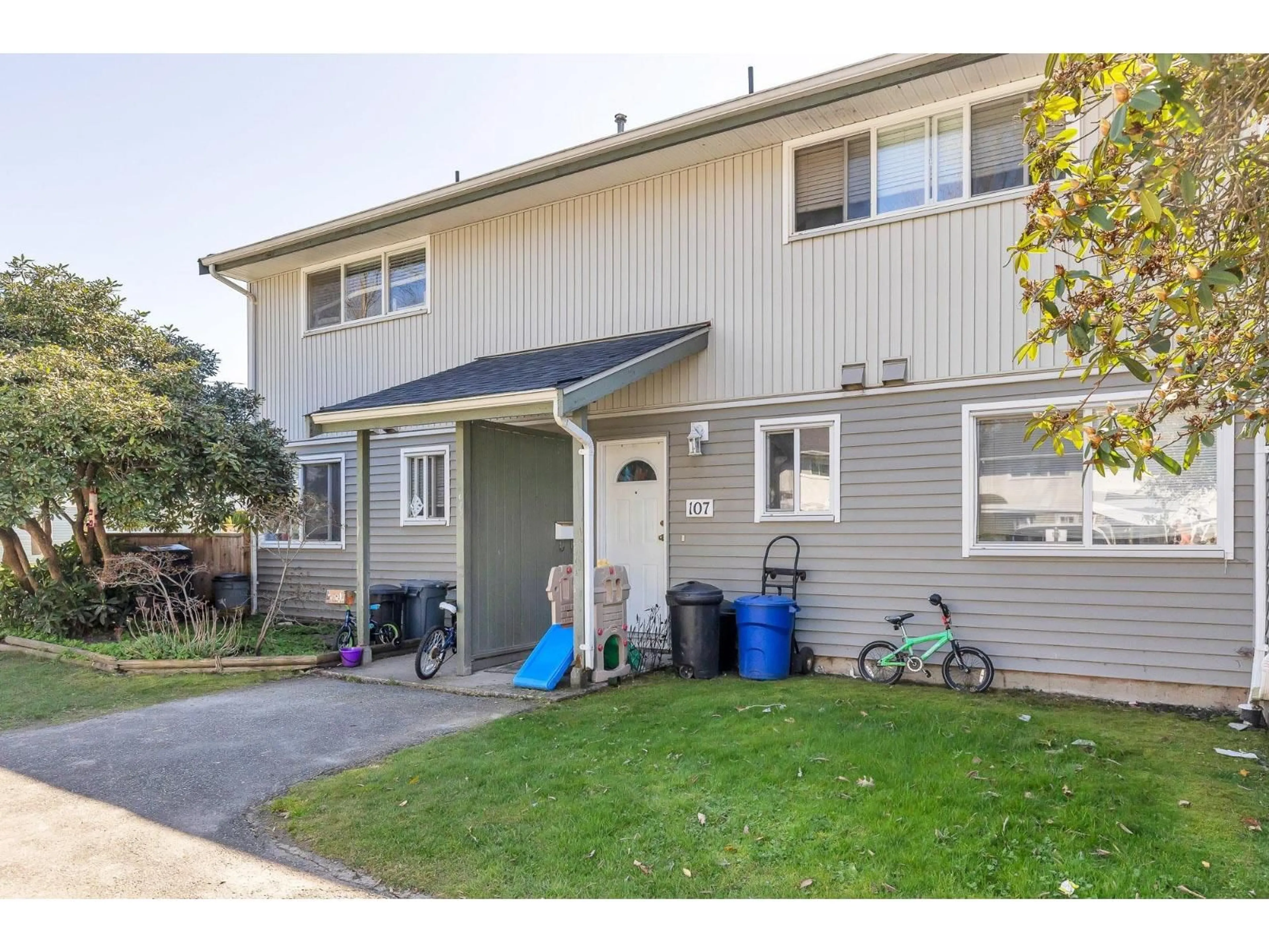 Home with vinyl exterior material, street for 107 - 45185 WOLFE ROAD, Chilliwack British Columbia V2P1V5
