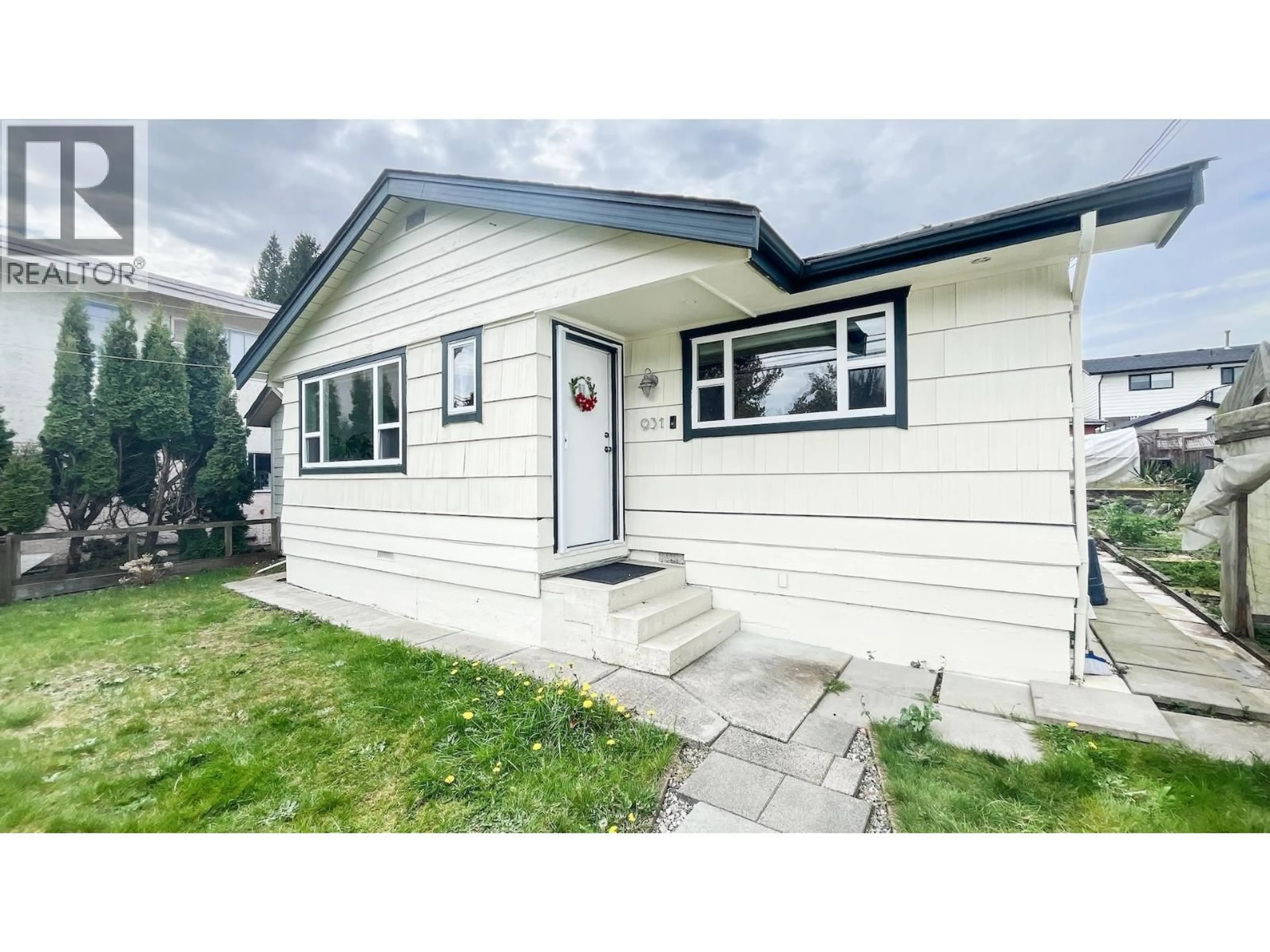 Home with vinyl exterior material, street for 931 SPERLING AVENUE, Burnaby British Columbia V5B4H7