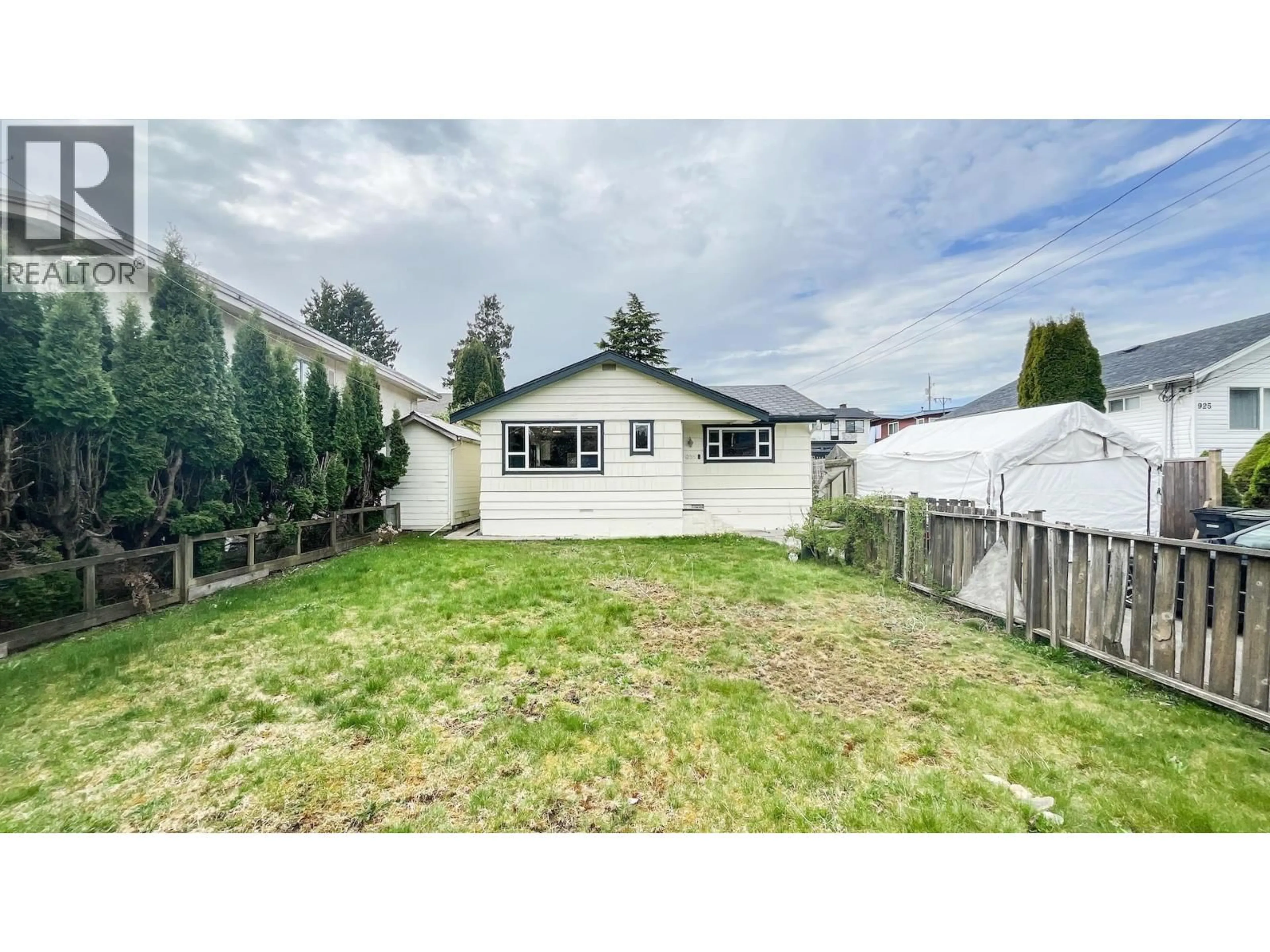 A pic from outside/outdoor area/front of a property/back of a property/a pic from drone, street for 931 SPERLING AVENUE, Burnaby British Columbia V5B4H7