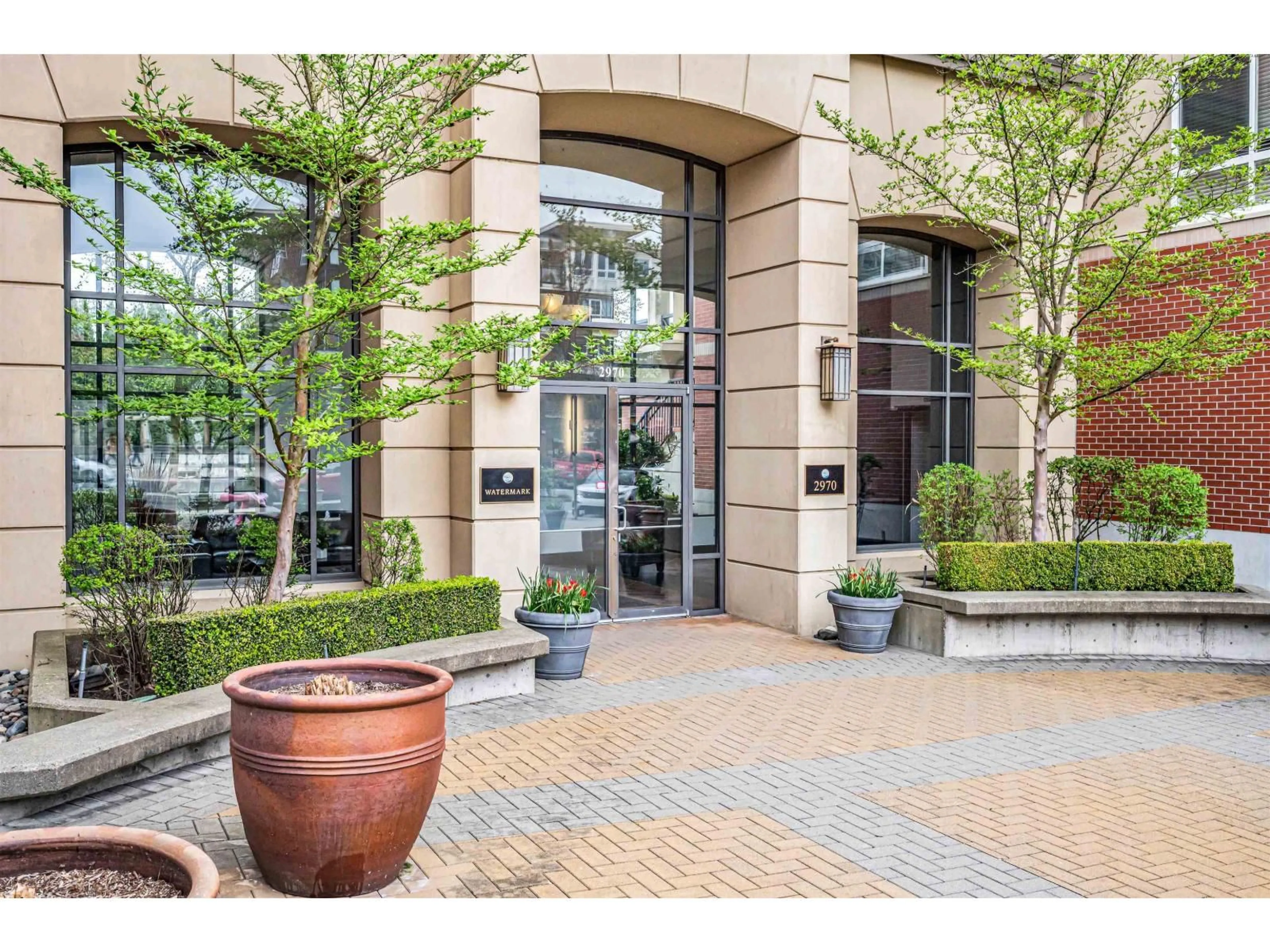 Indoor foyer for 111 - 2970 KING GEORGE BOULEVARD, Surrey British Columbia V4P0E6