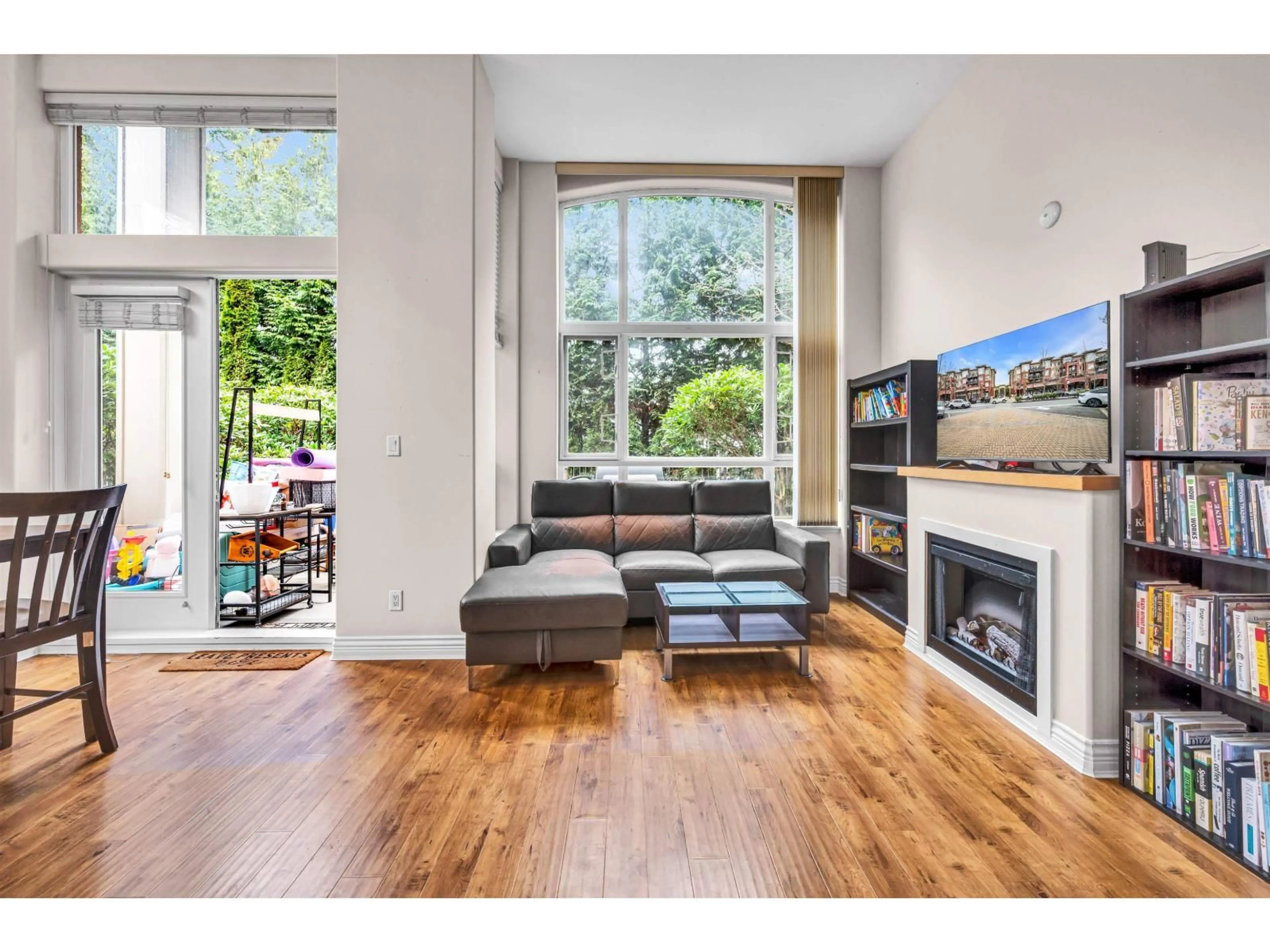 Living room with furniture, wood/laminate floor for 111 - 2970 KING GEORGE BOULEVARD, Surrey British Columbia V4P0E6