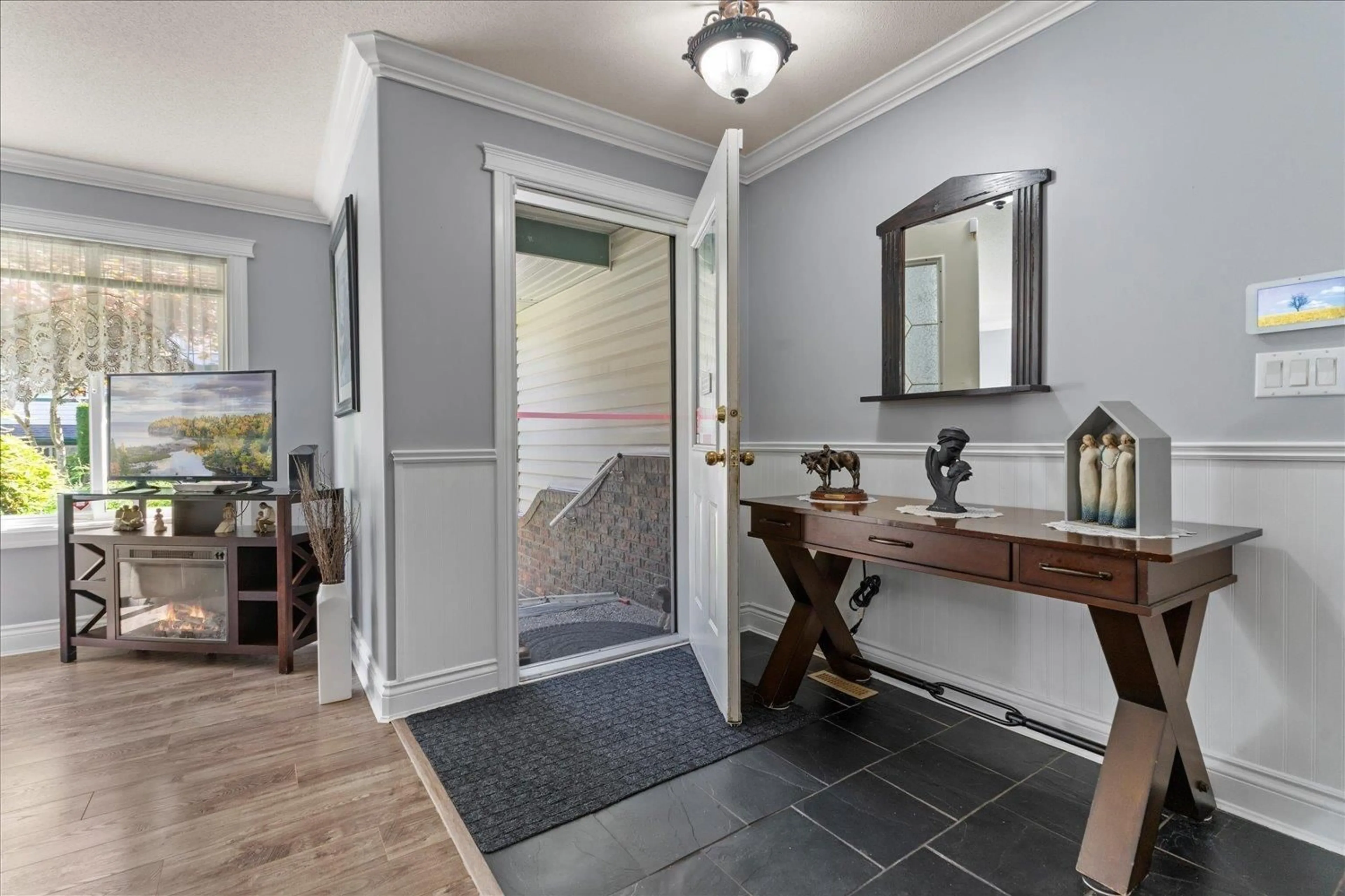 Indoor entryway for 35 - 34250 HAZELWOOD AVENUE, Abbotsford British Columbia V2S7L4