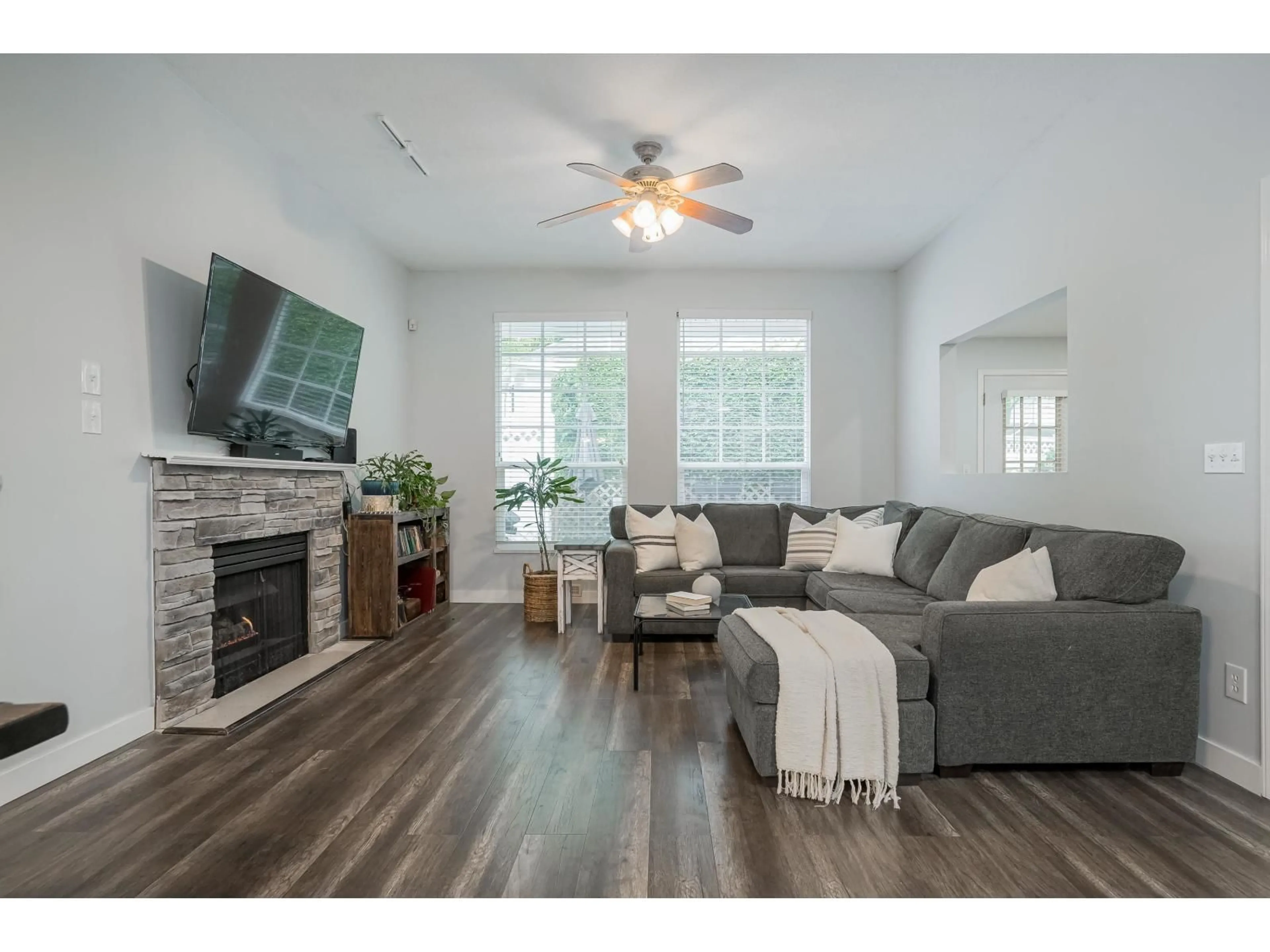 Living room with furniture, wood/laminate floor for 36 - 8675 WALNUT GROVE DRIVE, Langley British Columbia V1M2N6