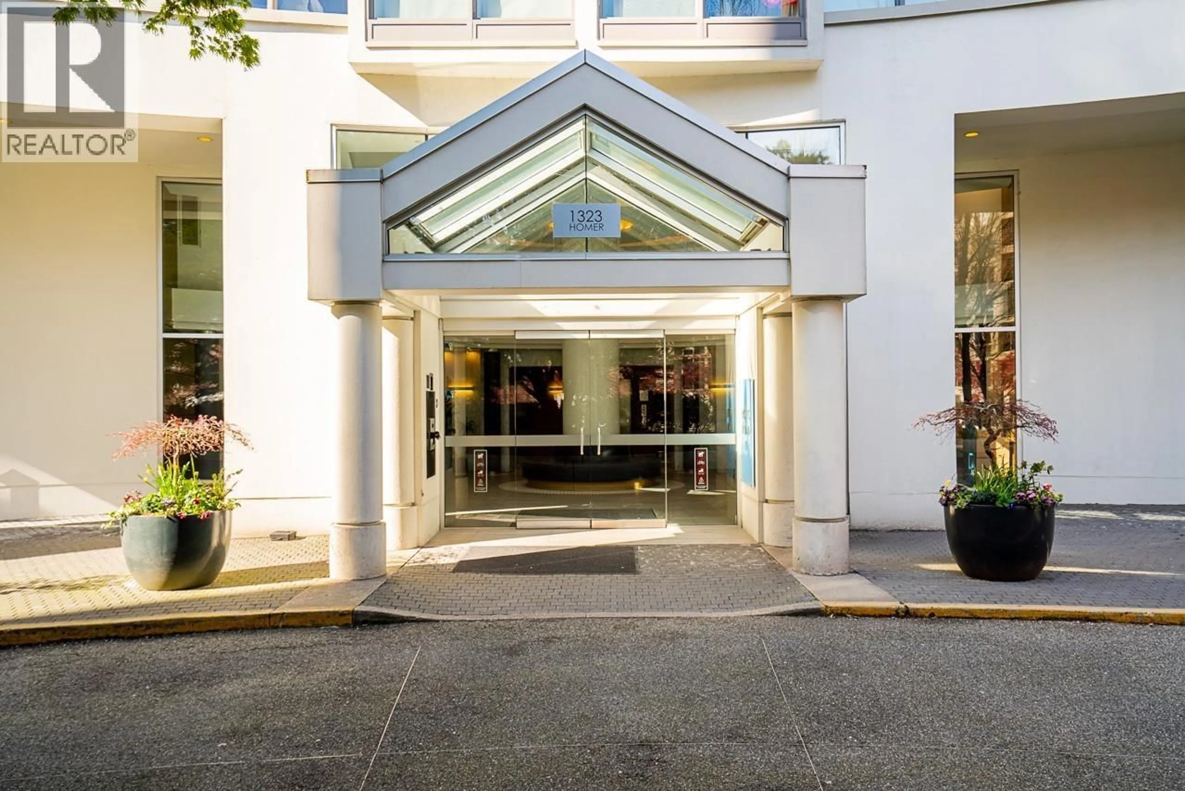 Indoor foyer for 402 - 1323 HOMER STREET, Vancouver British Columbia V6B5T1