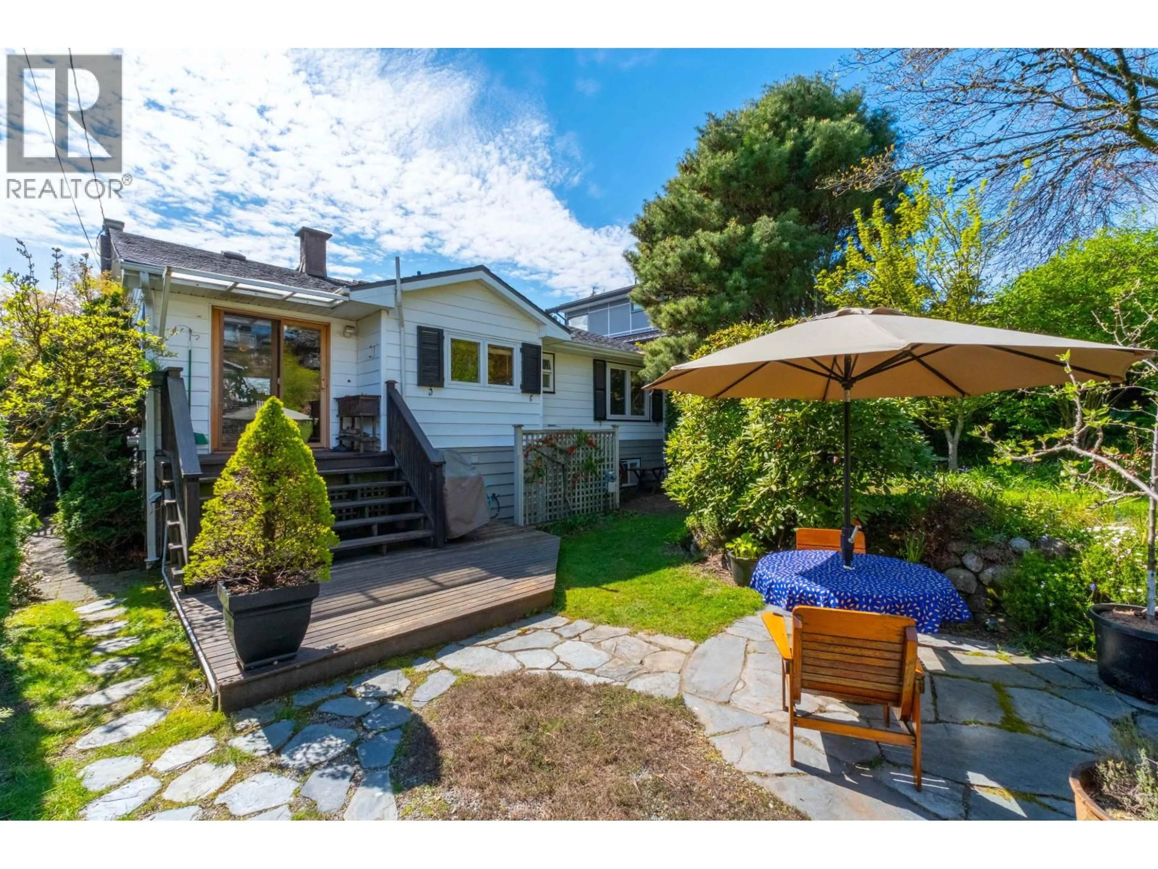 Patio, street for 818 6TH STREET, North Vancouver British Columbia V7L1R7