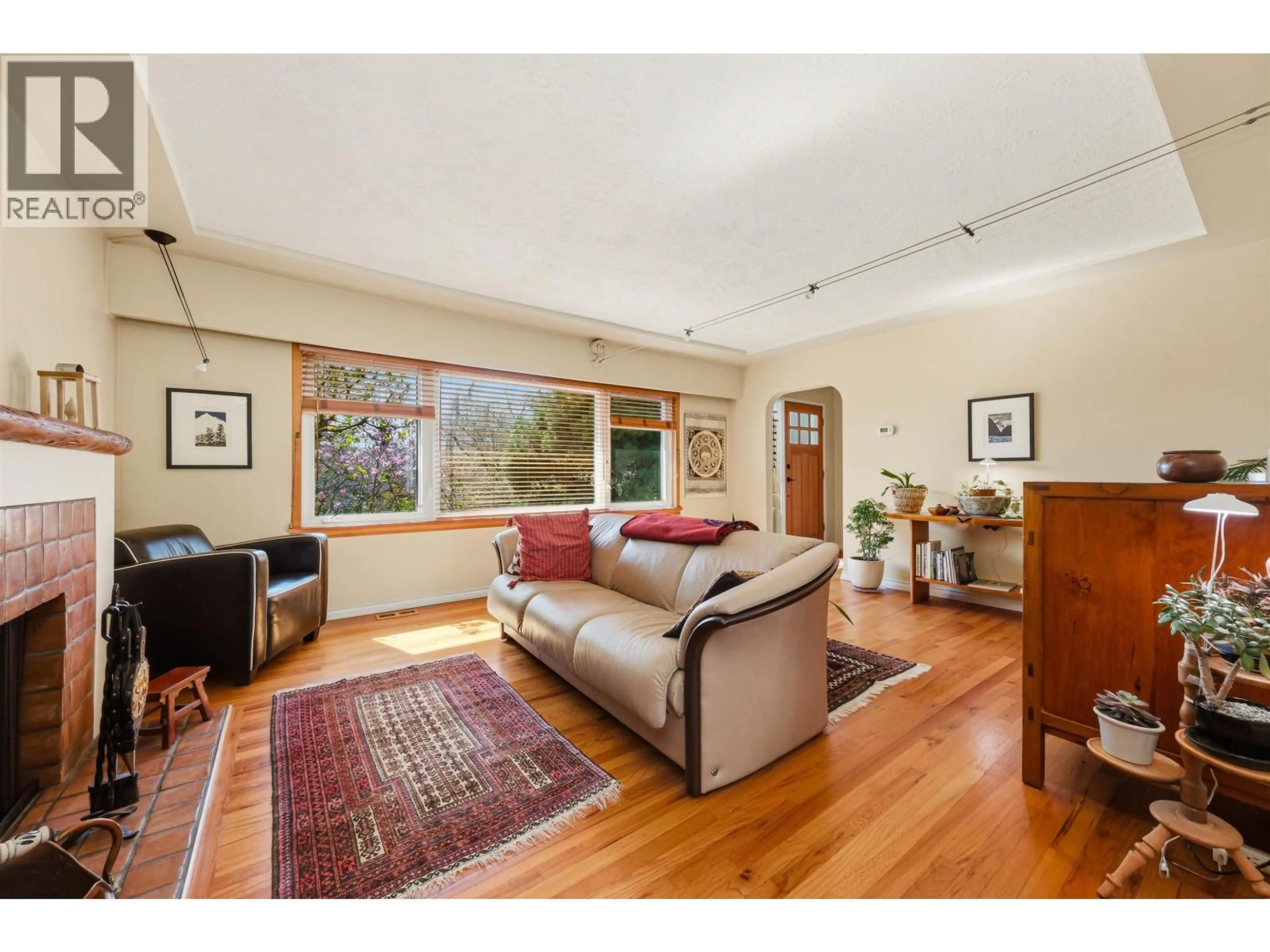 Living room with furniture, wood/laminate floor for 818 6TH STREET, North Vancouver British Columbia V7L1R7