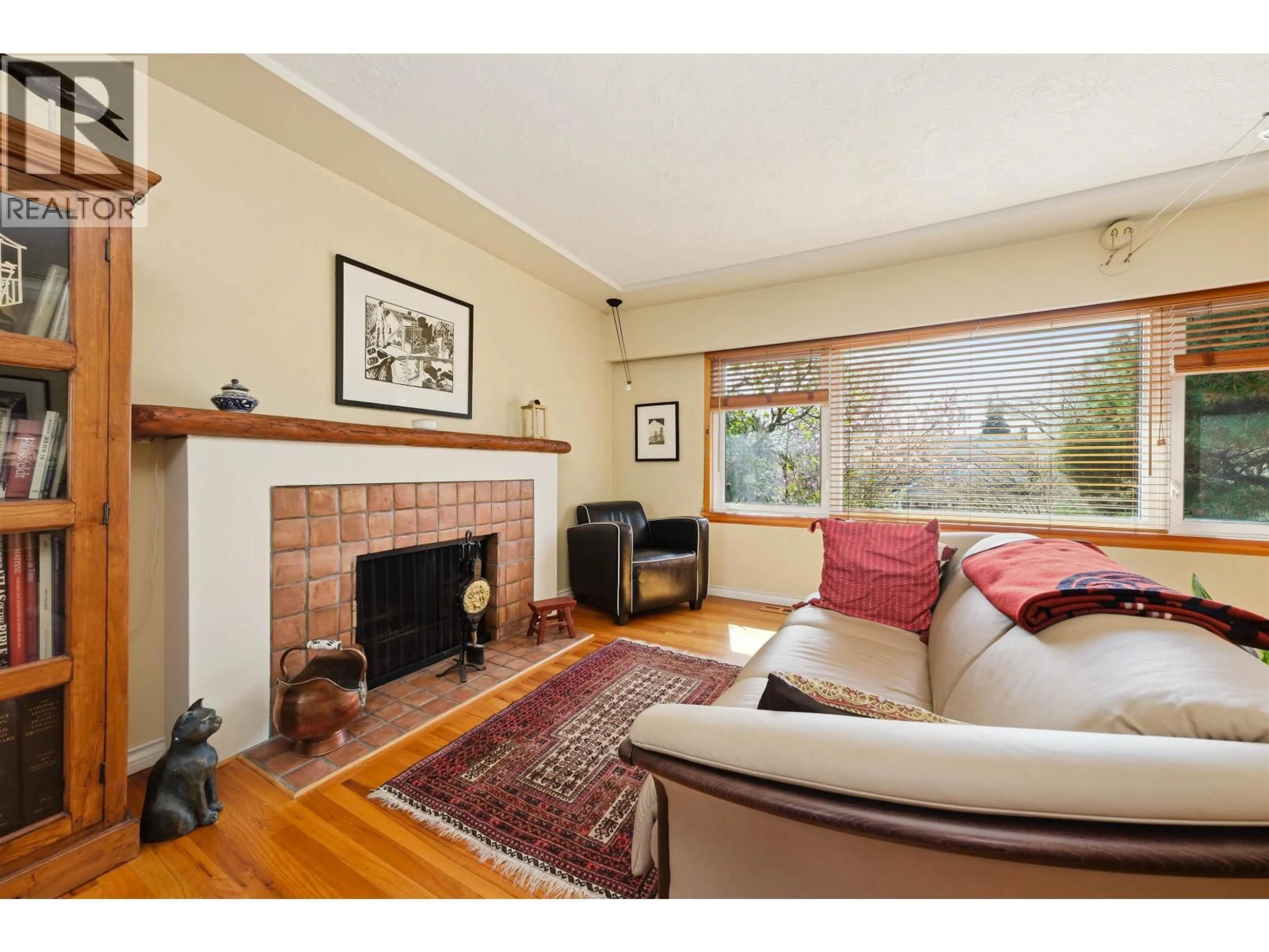 Living room with furniture, unknown for 818 6TH STREET, North Vancouver British Columbia V7L1R7