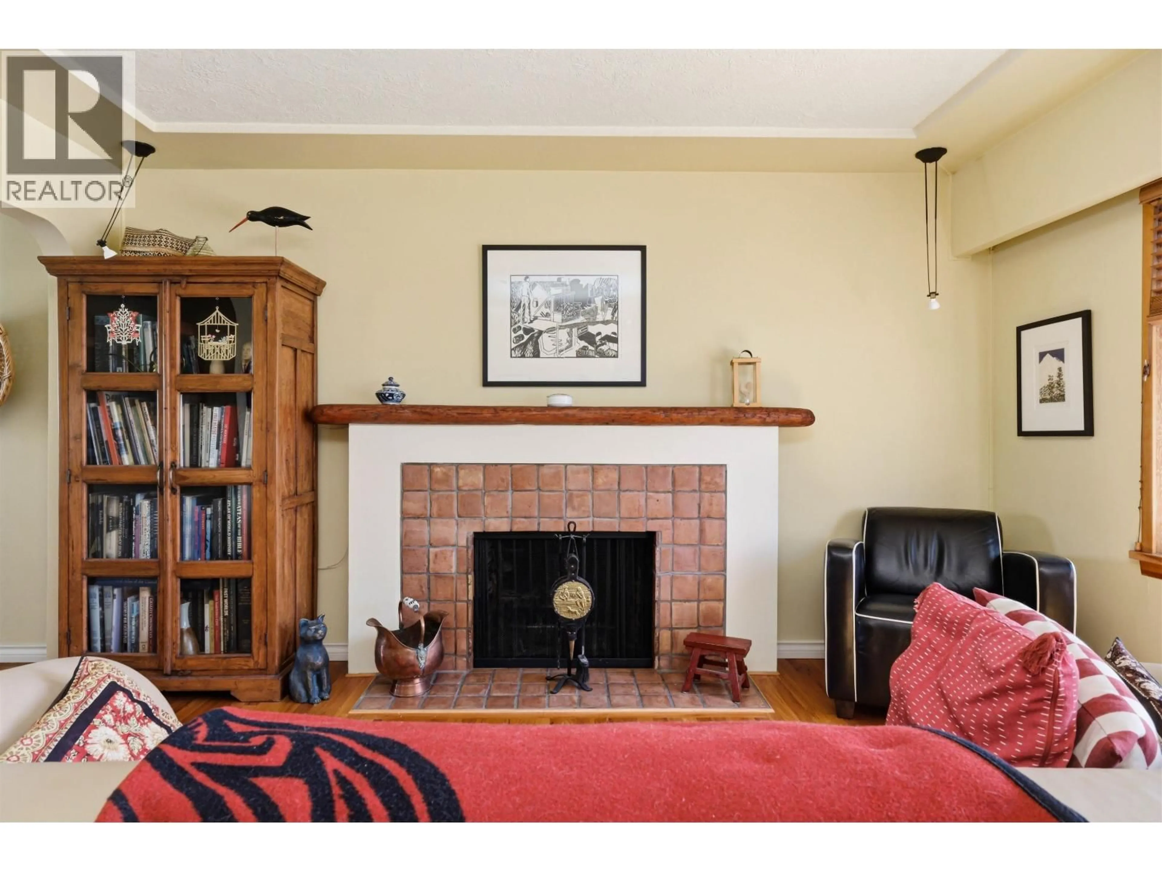 Living room with furniture, unknown for 818 6TH STREET, North Vancouver British Columbia V7L1R7