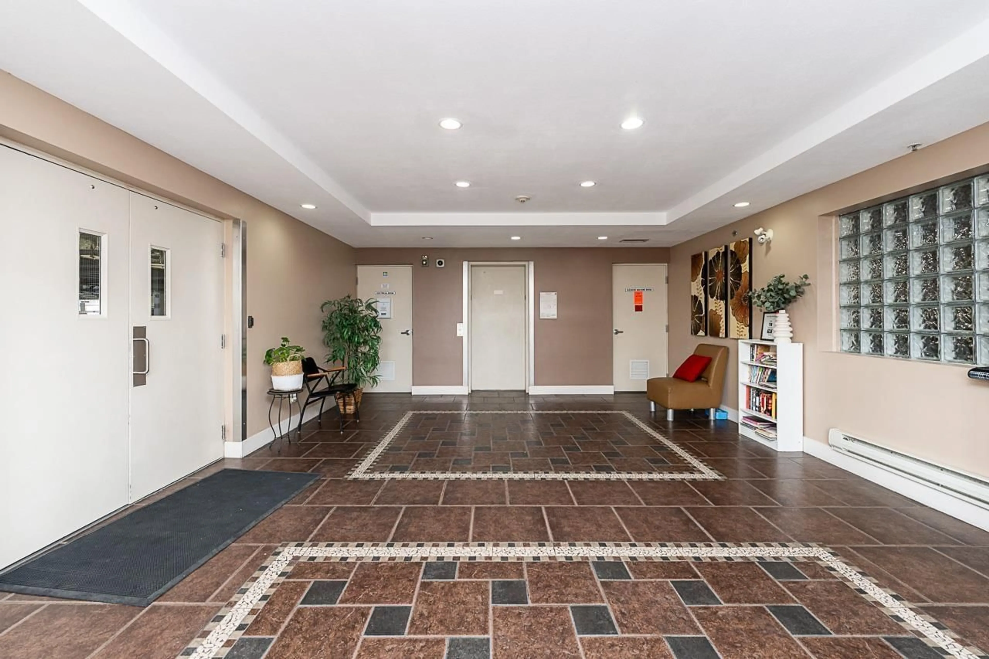 Indoor foyer for 204 - 46021 SECOND AVENUE, Chilliwack British Columbia V2P1S6