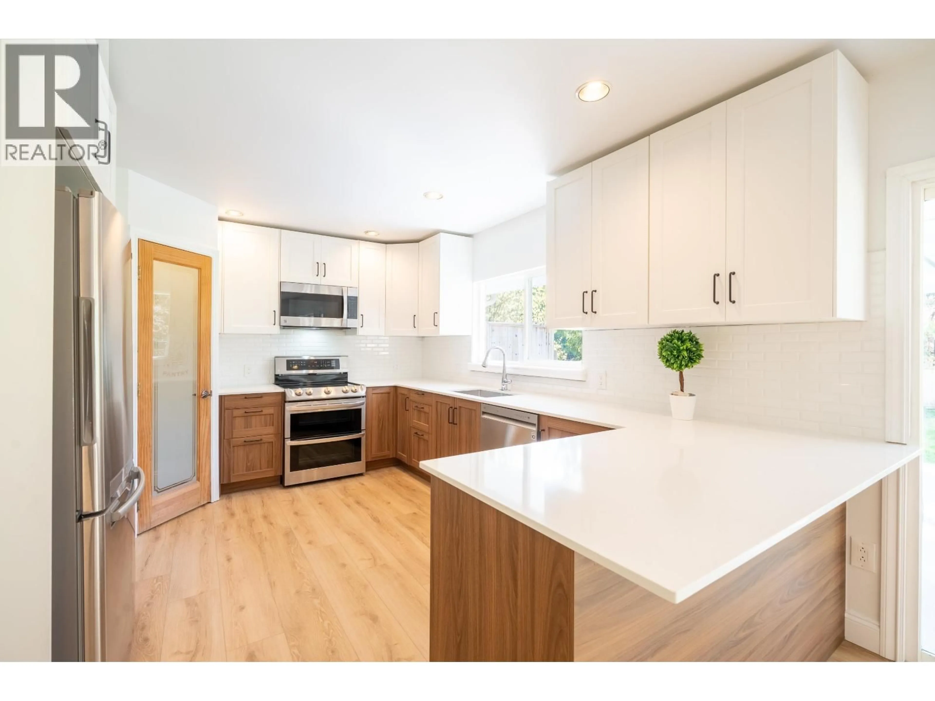 Open concept kitchen, wood/laminate floor for 1565 JACK ROAD, Sechelt British Columbia V7Z0A1