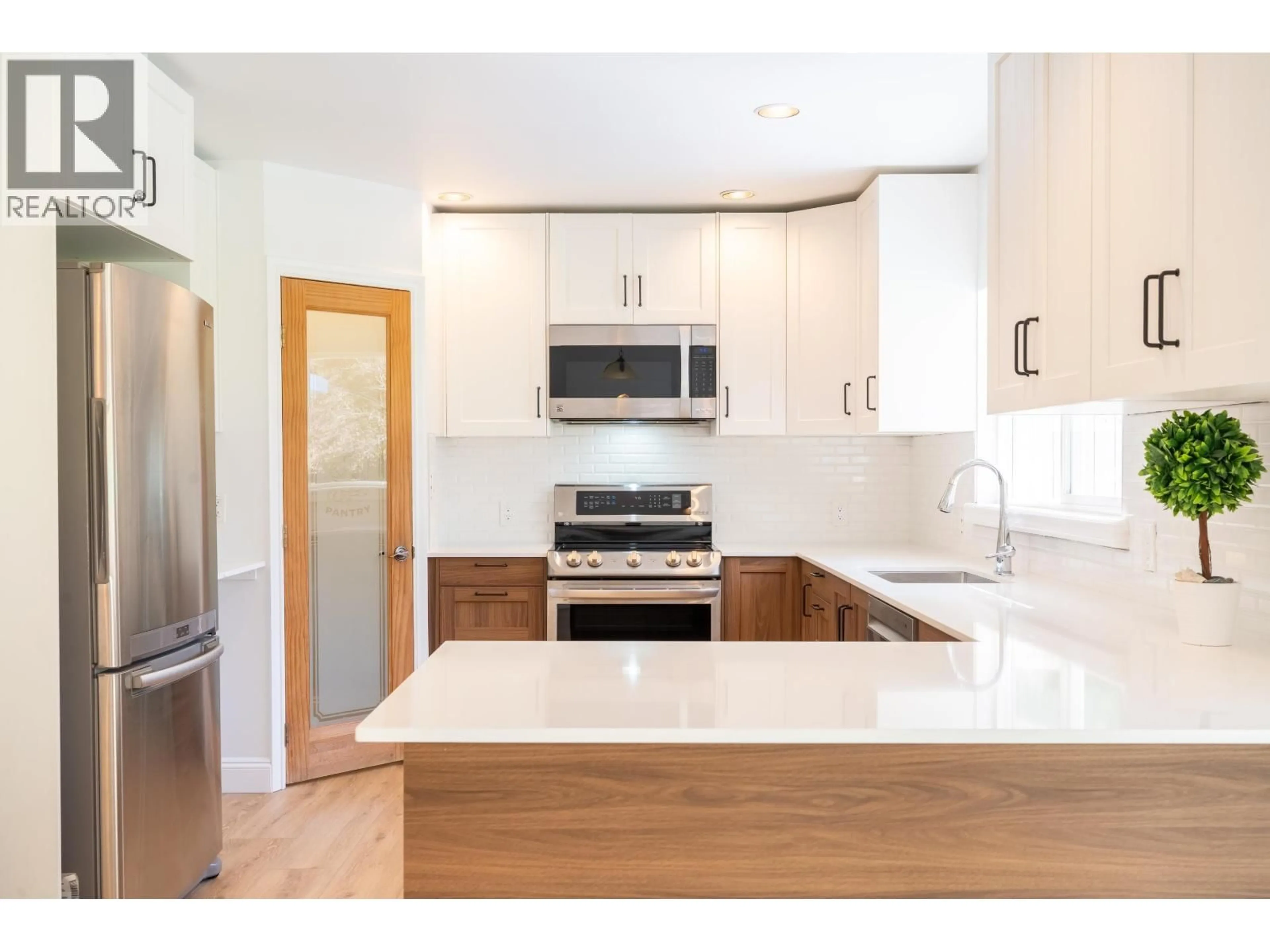 Open concept kitchen, unknown for 1565 JACK ROAD, Sechelt British Columbia V7Z0A1